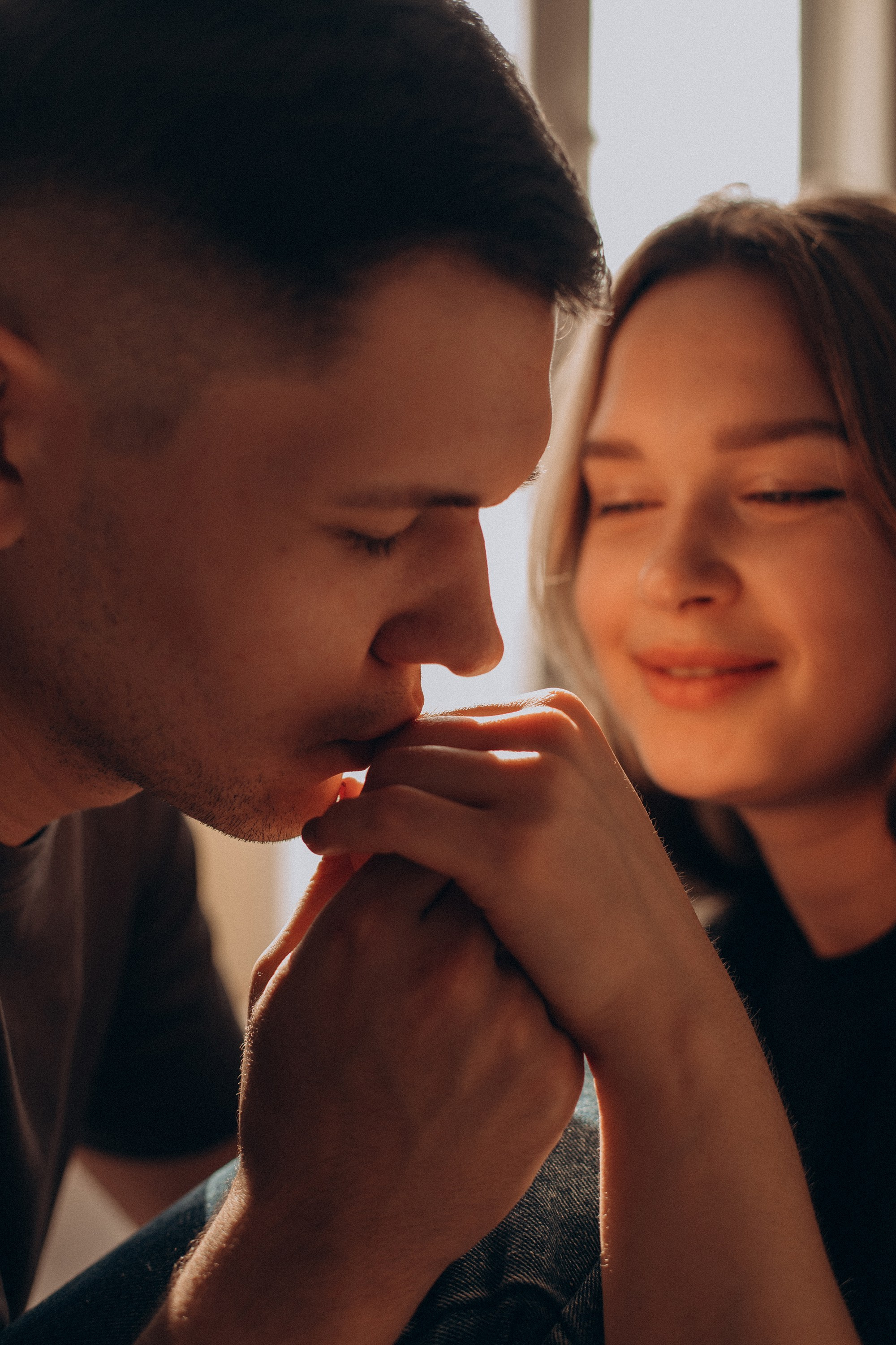 Солнце наполнило комнату светом, а вы — теплом. Свадебный фотограф Илья Бринк