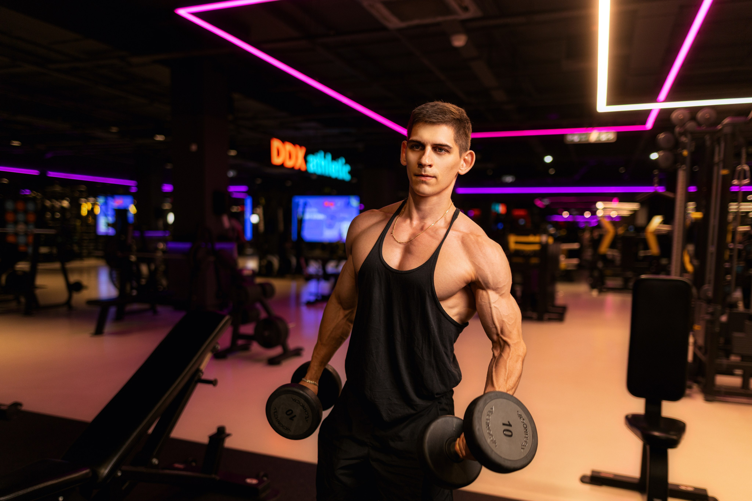 Фотосет в Владом в тренажерном зале для контента. Дмитрий Шульгин, портретный фотограф в Воронеже