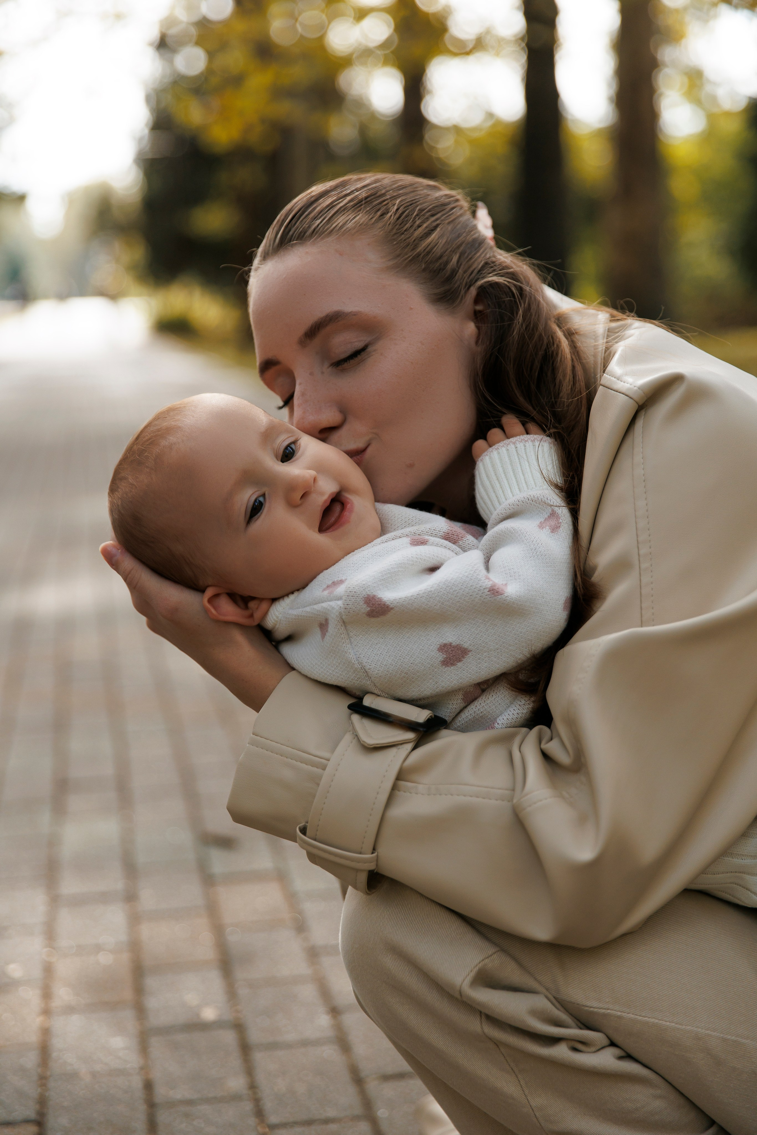 «Embracing Autumn: A Family Adventure Amidst Golden Leaves»