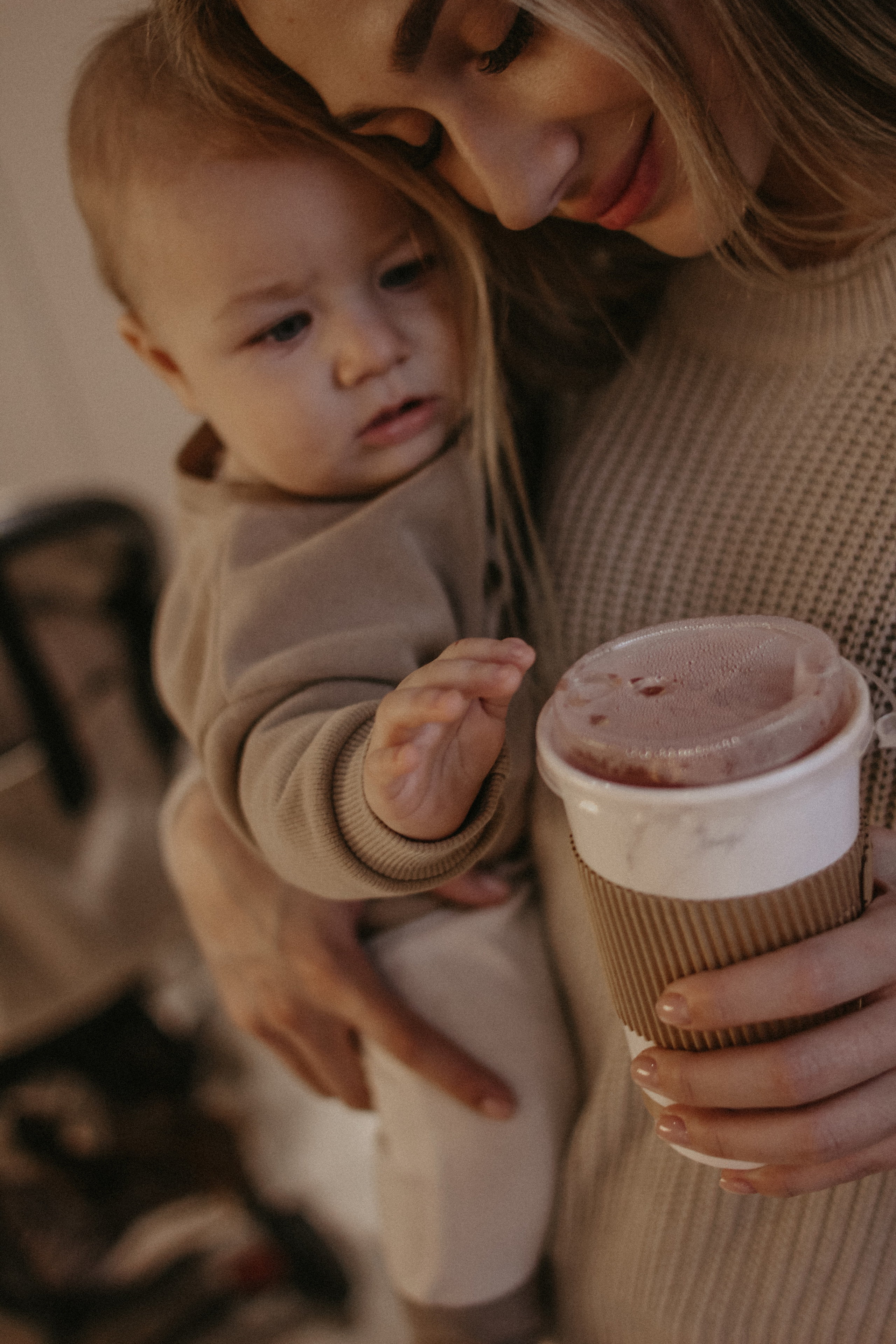 Алёна и Марк в кафе. Семейный фотограф Юлия Клишина