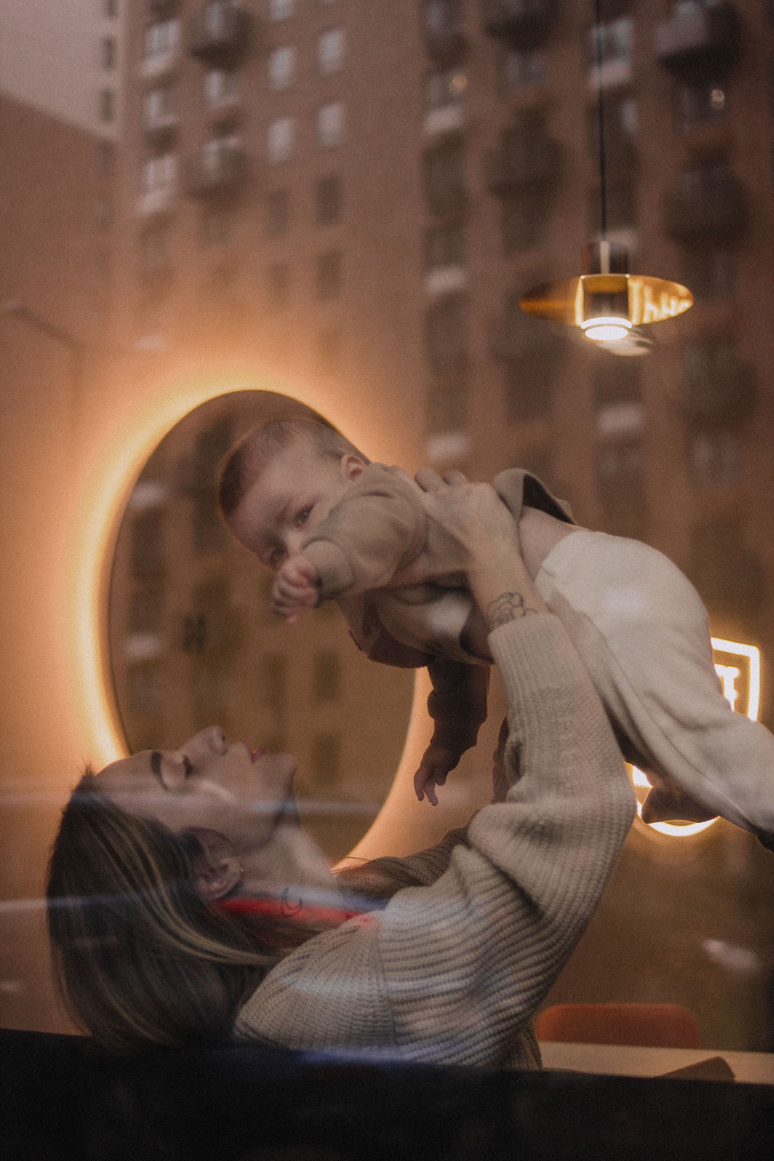 Алёна и Марк в кафе. Семейный фотограф Юлия Клишина