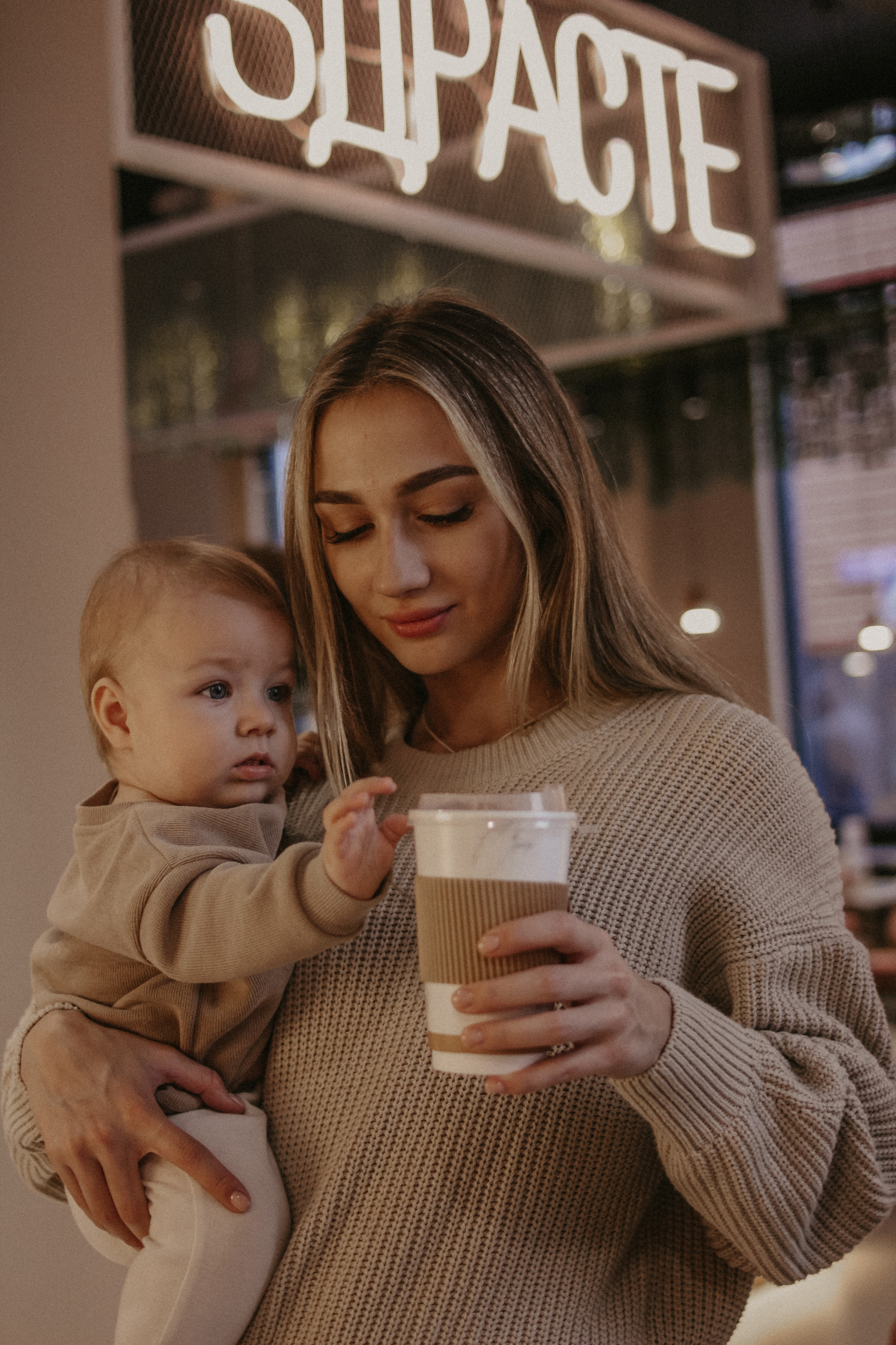 Алёна и Марк в кафе. Семейный фотограф Юлия Клишина