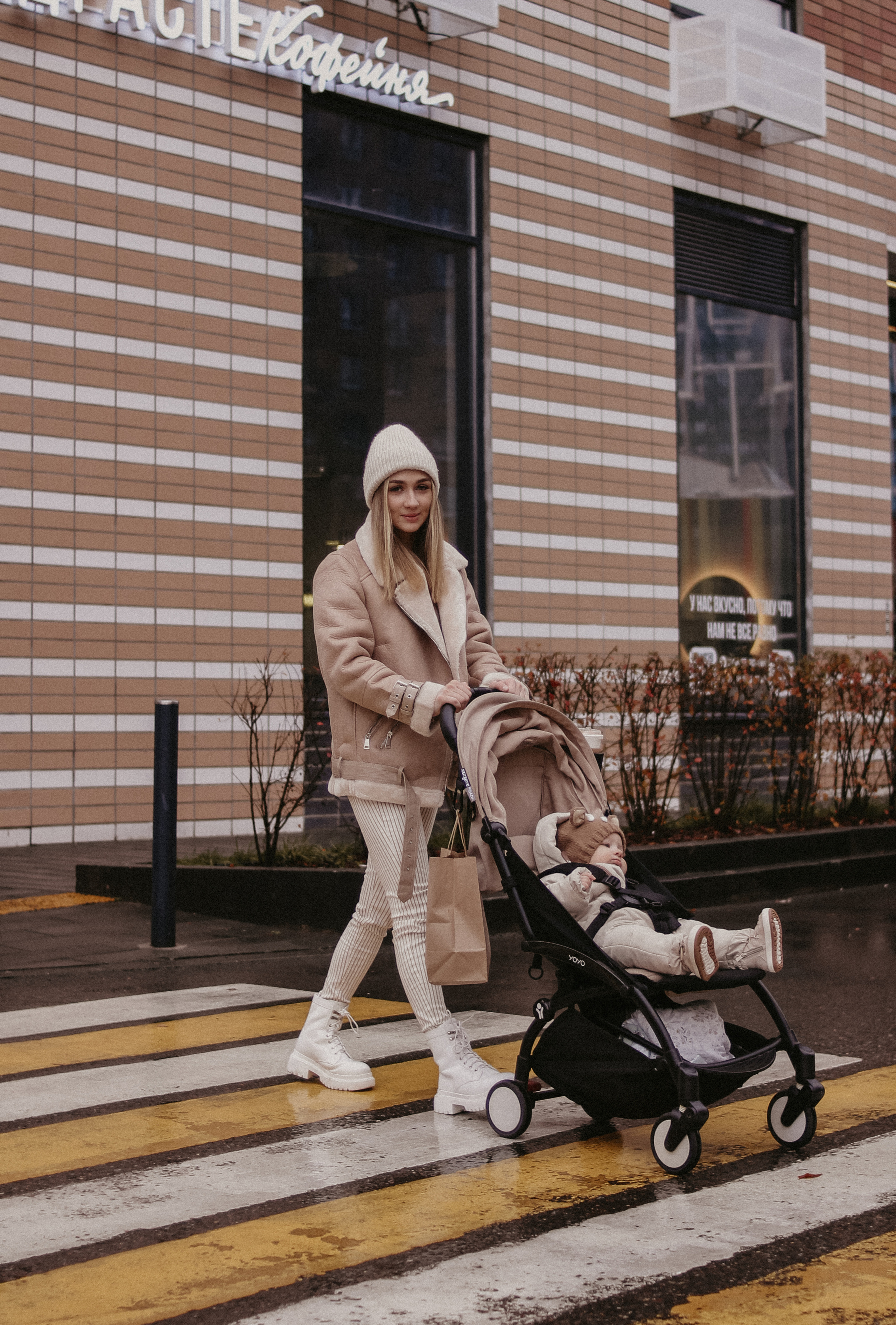 Алёна и Марк в кафе. Семейный фотограф Юлия Клишина