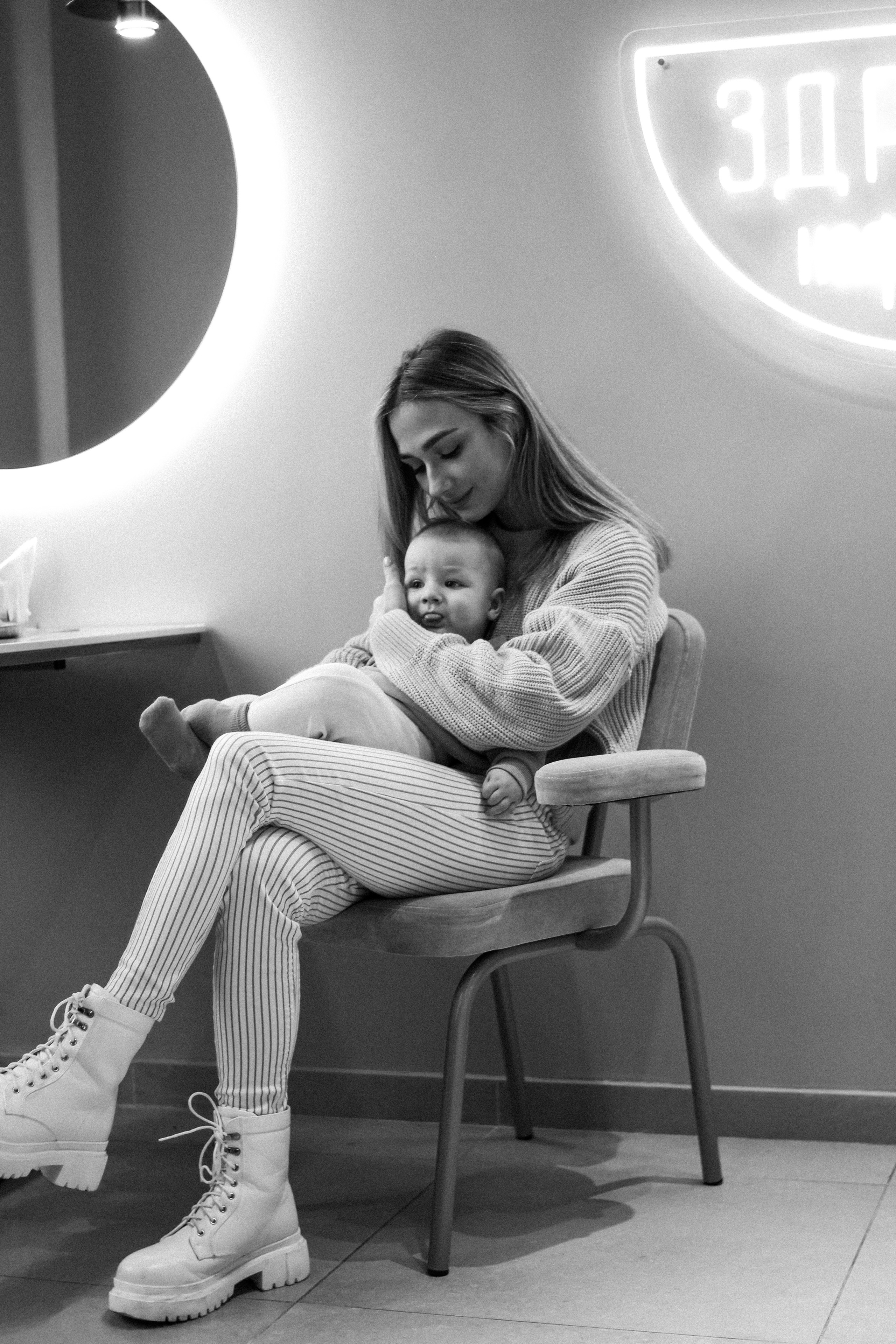 Алёна и Марк в кафе. Семейный фотограф Юлия Клишина