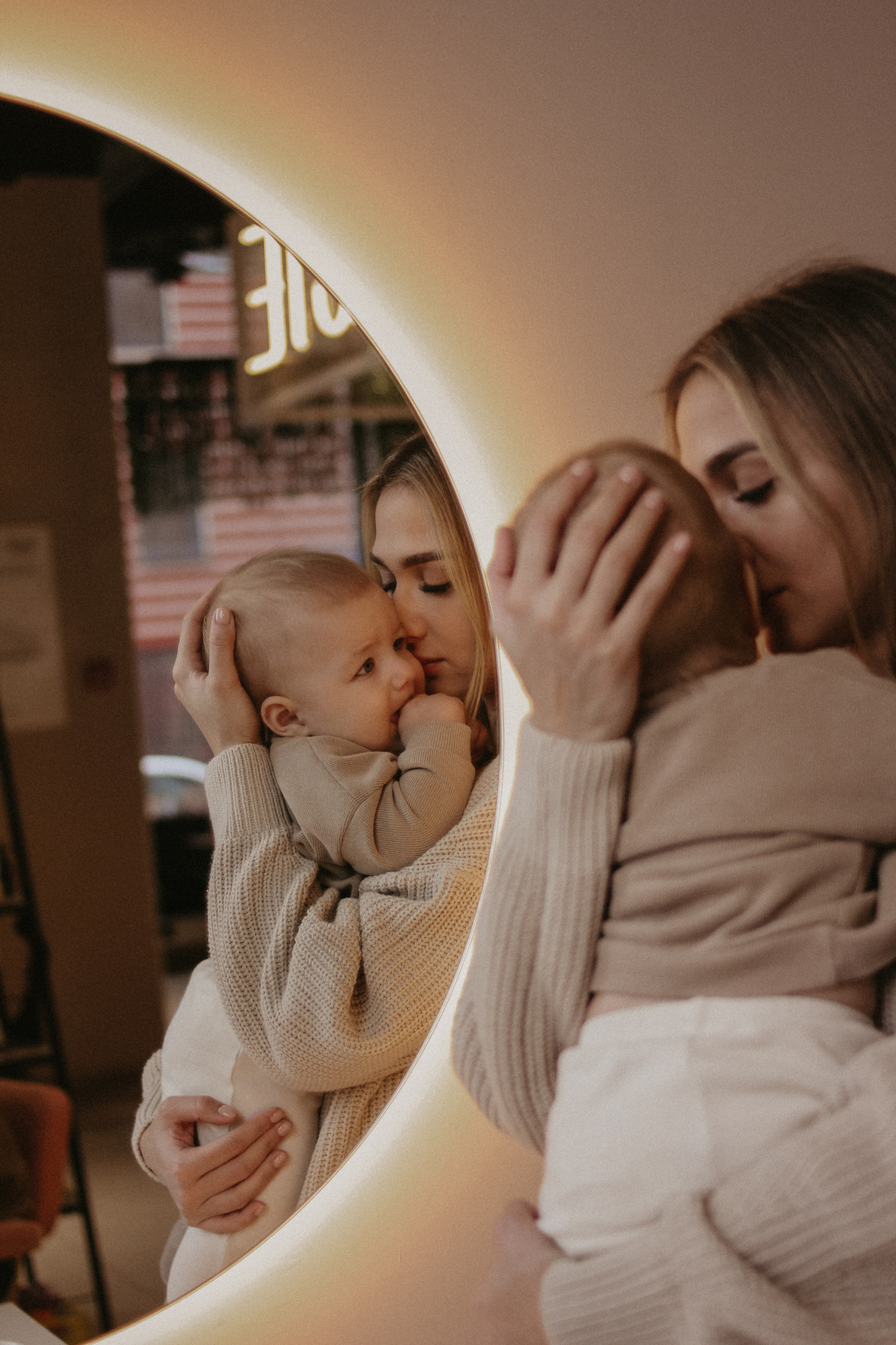 Алёна и Марк в кафе. Семейный фотограф Юлия Клишина