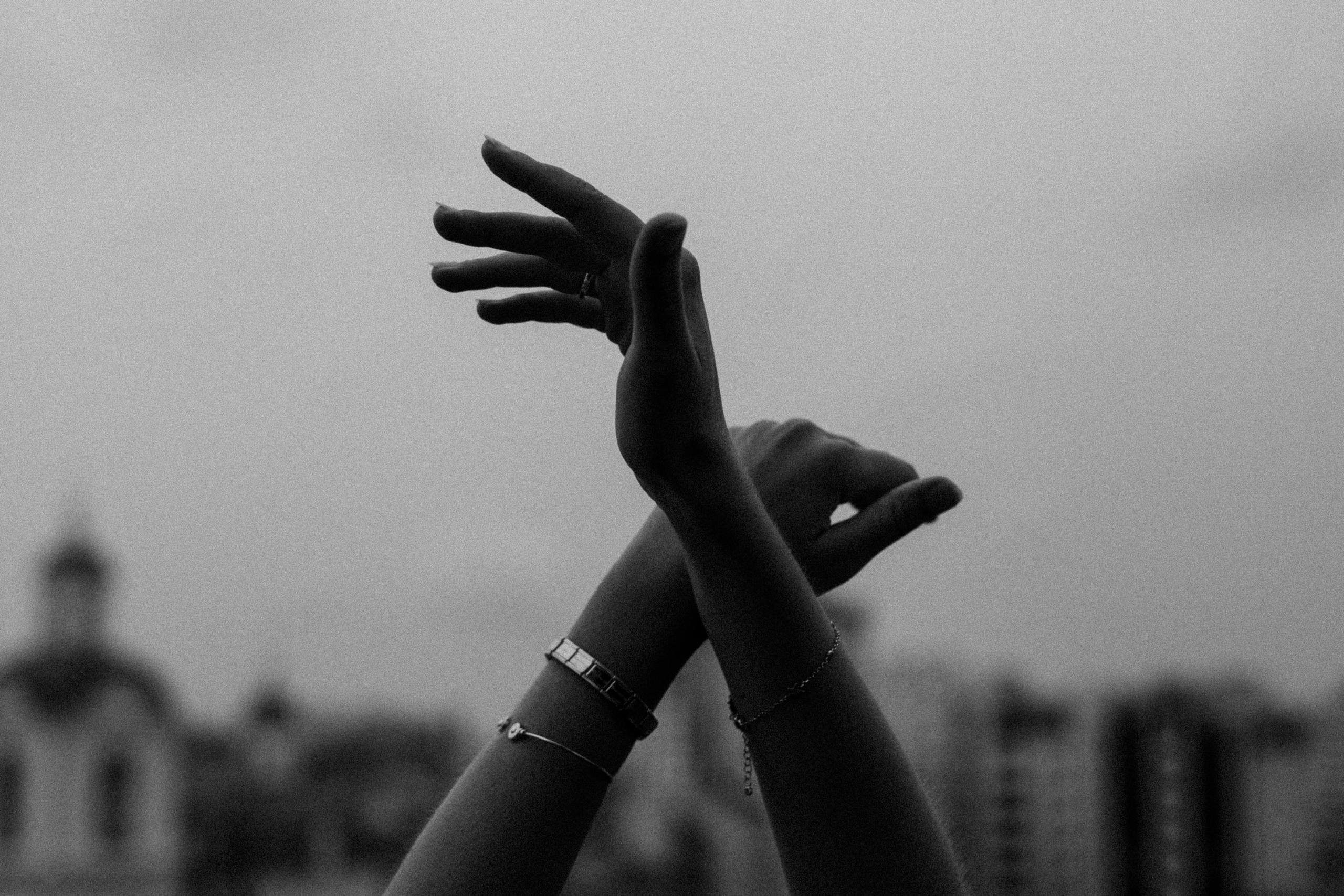 Черно-белая женская фотосессия на крыше в Красноярске