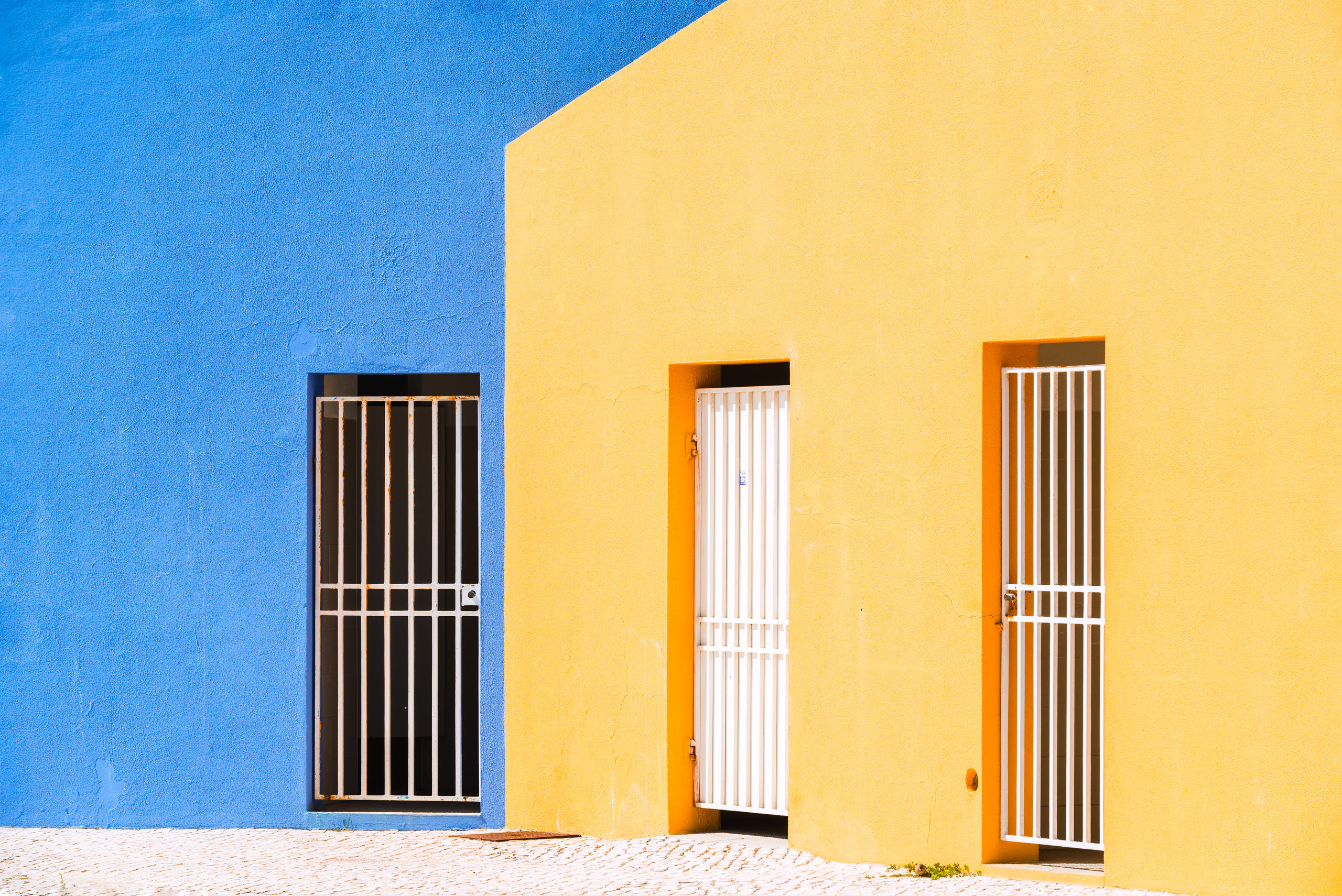 Кошта Нова, Португалия. Архитектурный фрагмент. Жёлтая и синяя стена. Авторская фотография для интерьеров