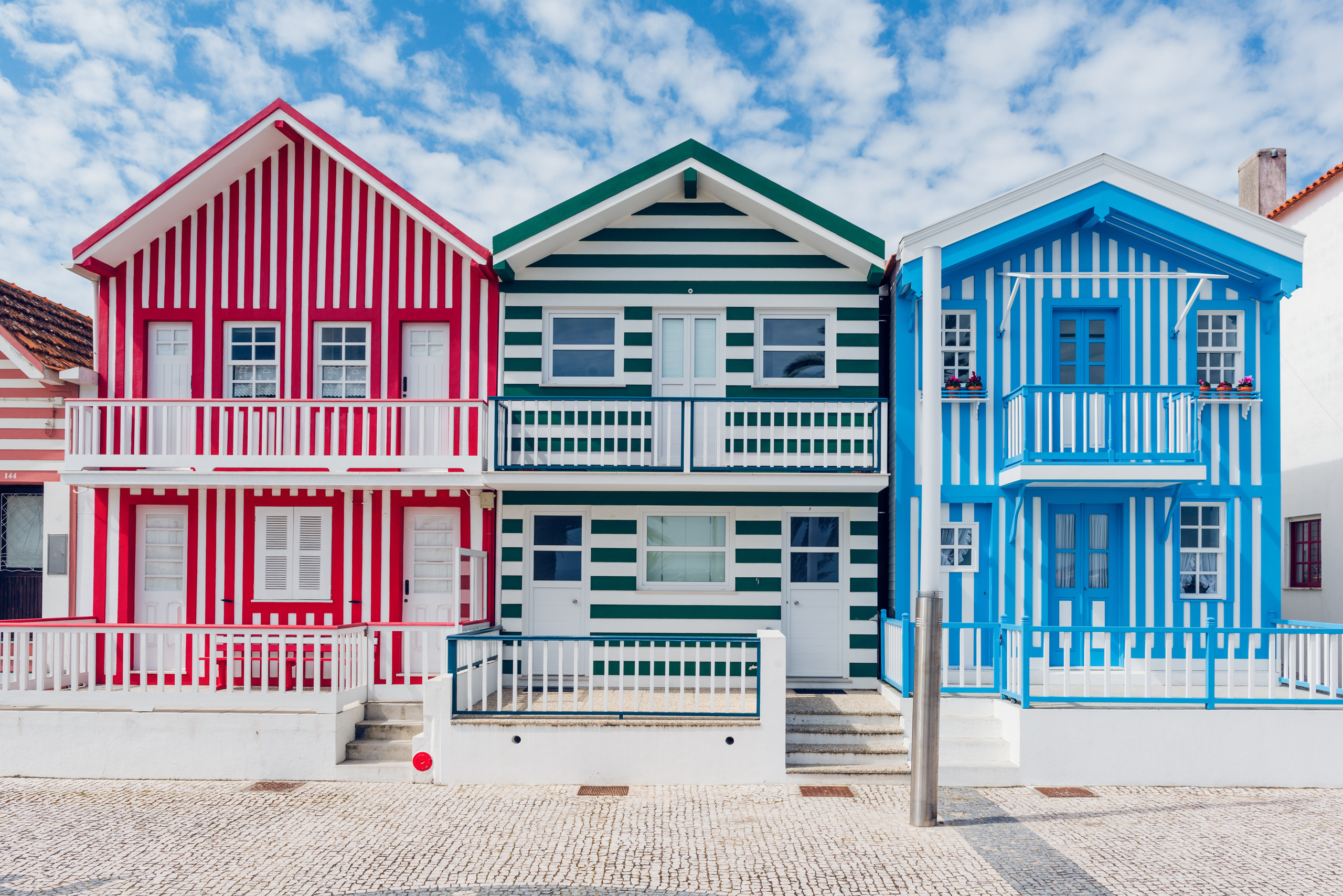 Полосатые цветные дома в Кошта Нова, Португалия. Авторская фотография для интерьеров