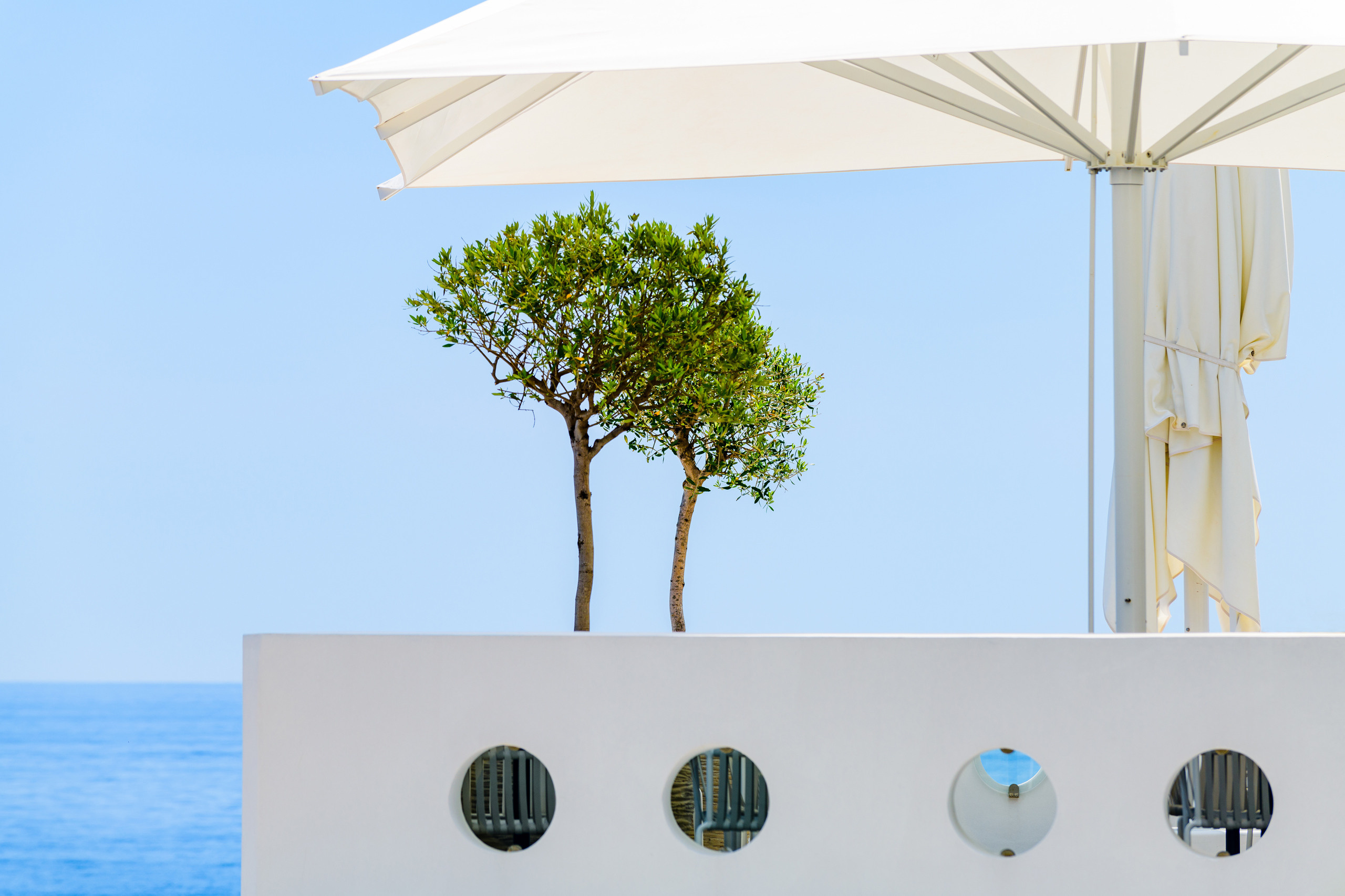 Кафе на Лазурном побережье . Франция. Авторская фотография для интерьеров