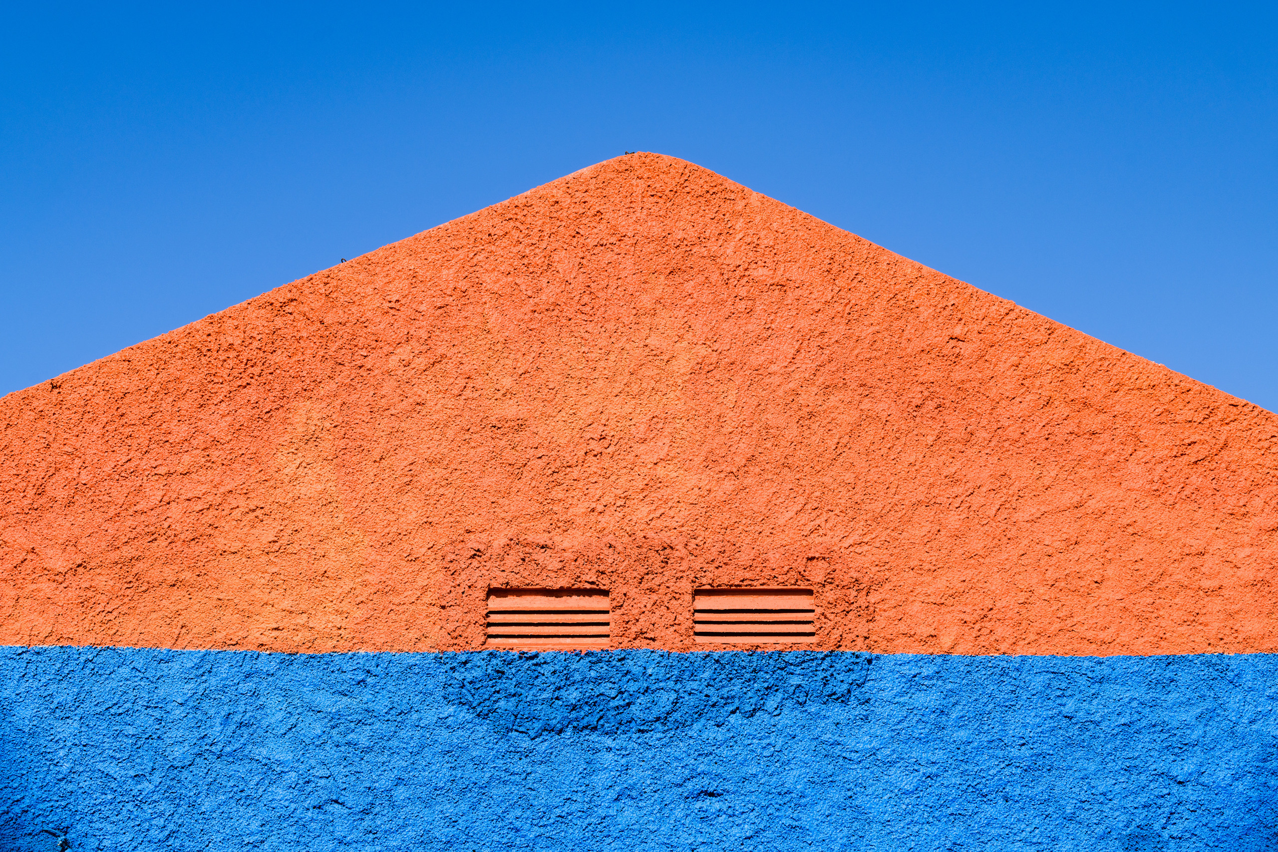 Красное на синем. Абстракция, город, Тенерифе, Испания, Авторская фотография для интерьеров