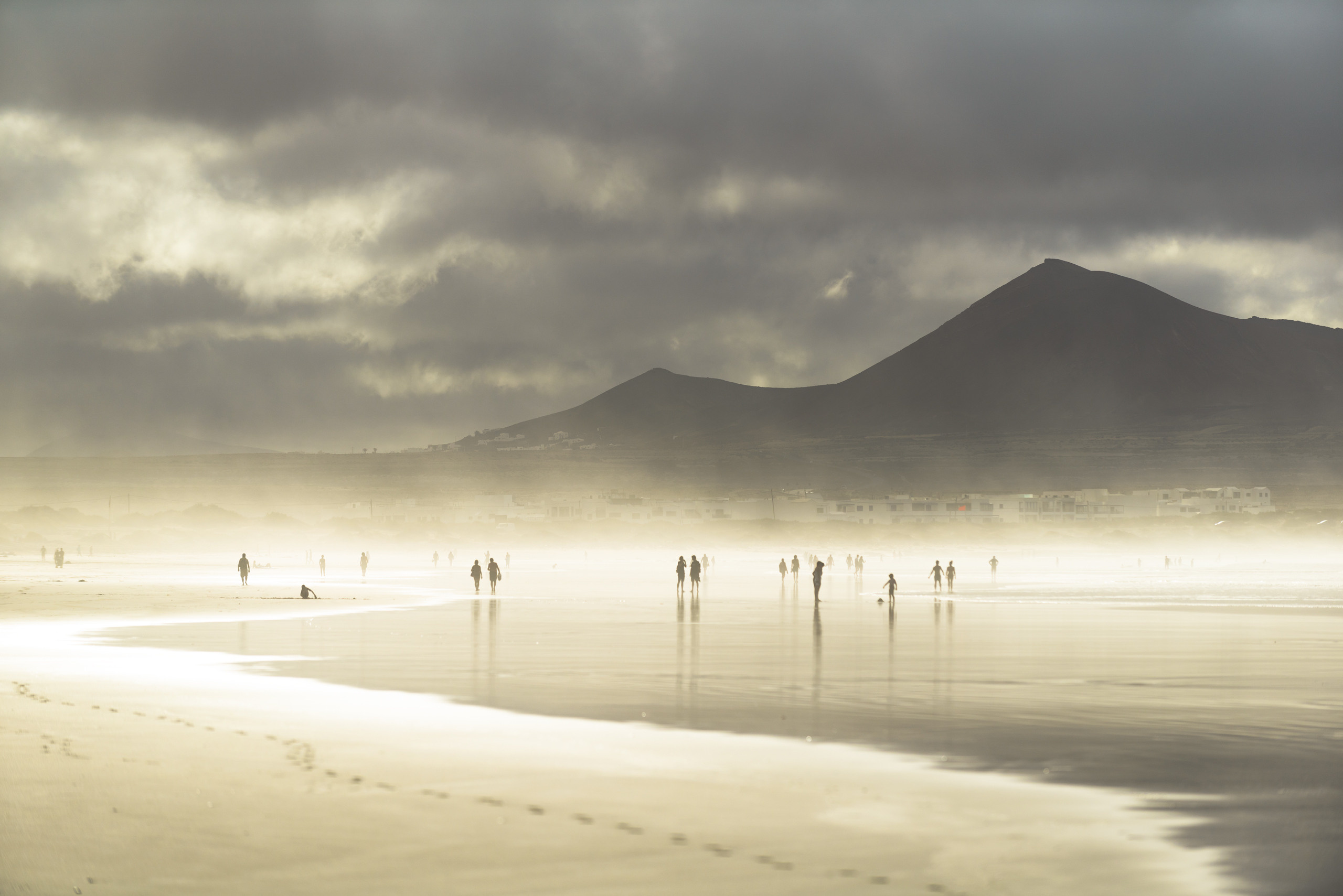Широкий и красивый пляж Фамара на Канарском острове Лансароте. Испания. Авторская фотография для интерьеров
