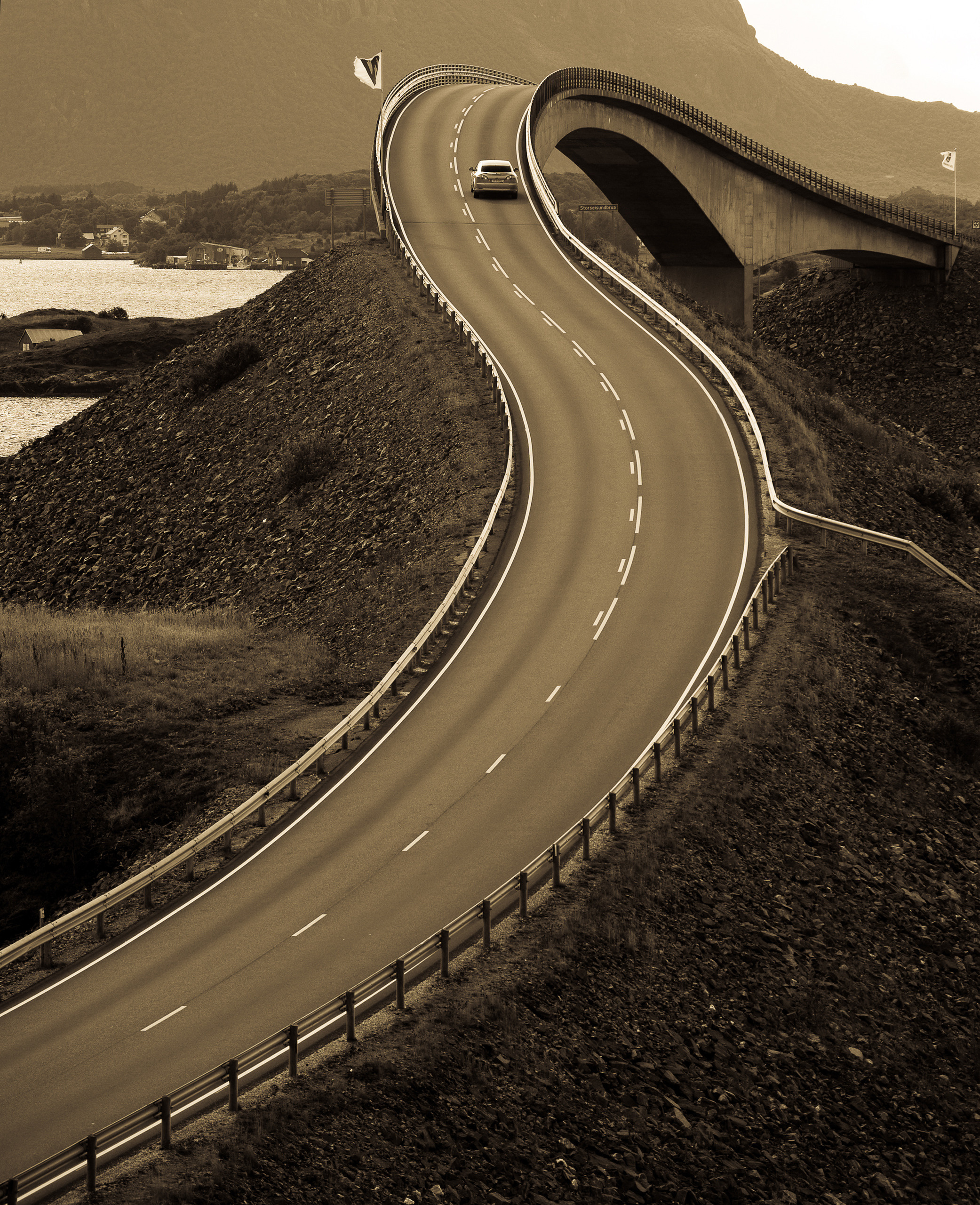 Мост «Storseisundbrua» является одним из самых эффектных и фотографируемых норвежских достопримечательностей на знаменитой атлантической дороге. Авторская фотография для интерьеров