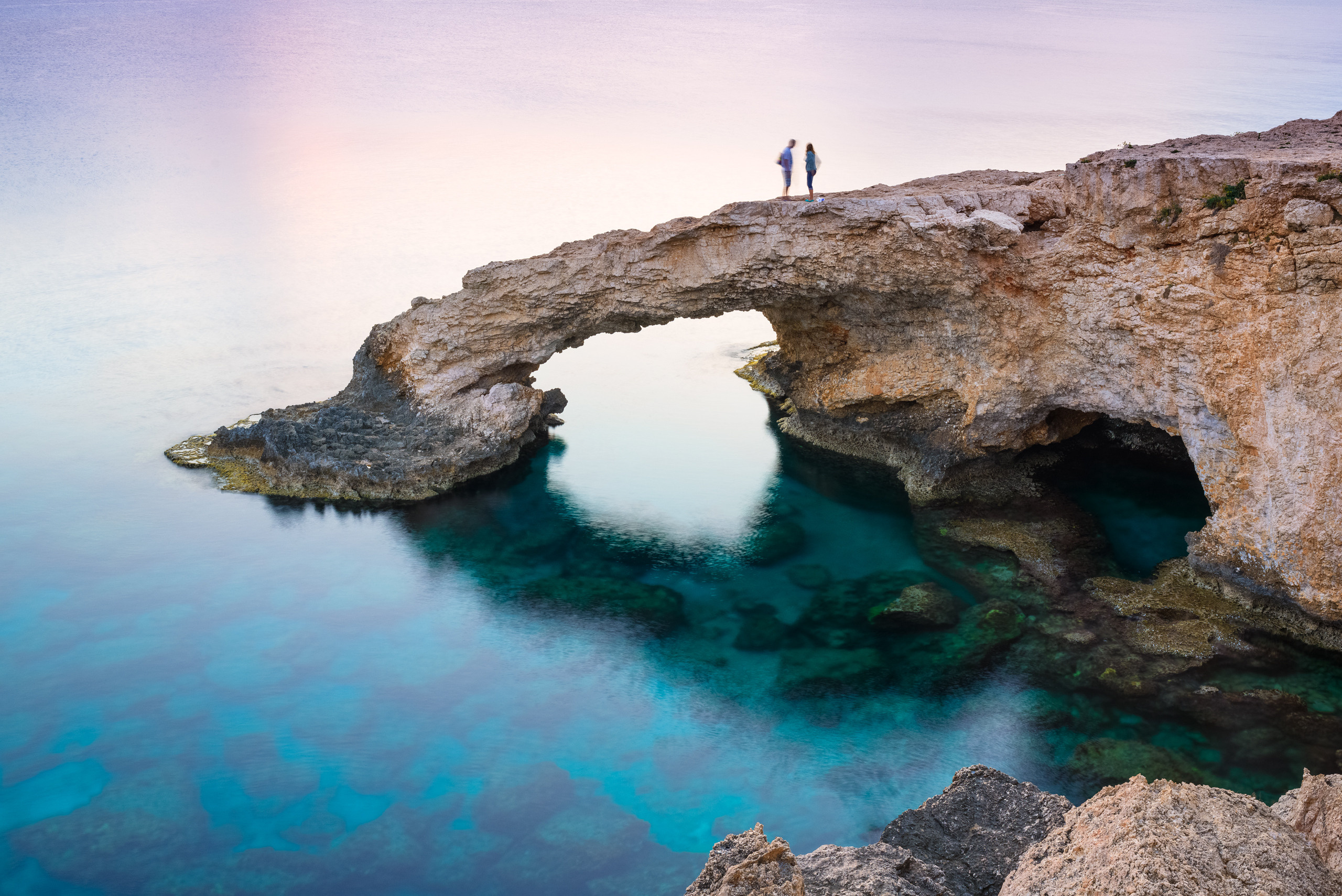 Мостик любви-скала с аркой на Кипре. Авторская фотография для интерьеров