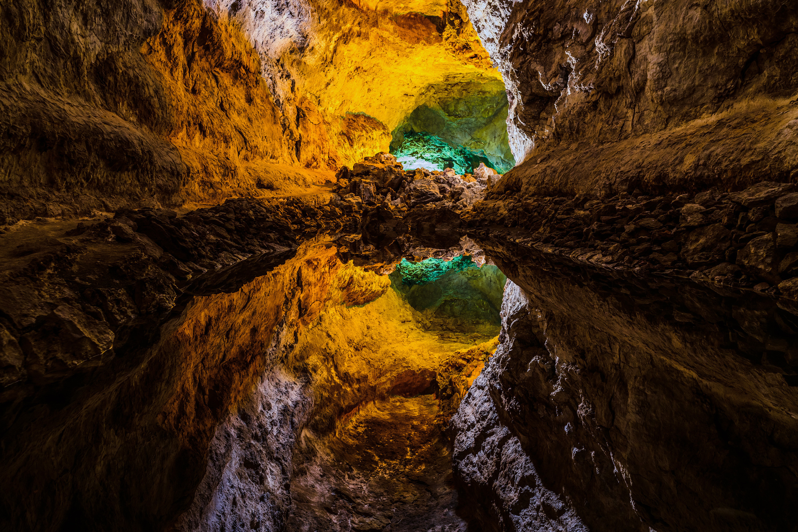 Зелёная пещера (Cueva De Los Verdes)-одна из главных достопримечательностей Канарского острова Лансароте. Это одна из самых больших лавовых пещер в мире. Отражение от поверхности маленького озера на дне этой пещеры абсолютно гладкое и неподвижное, поэтому создаётся впечатление, что воды просто нет😉. Авторская фотография для интерьеров