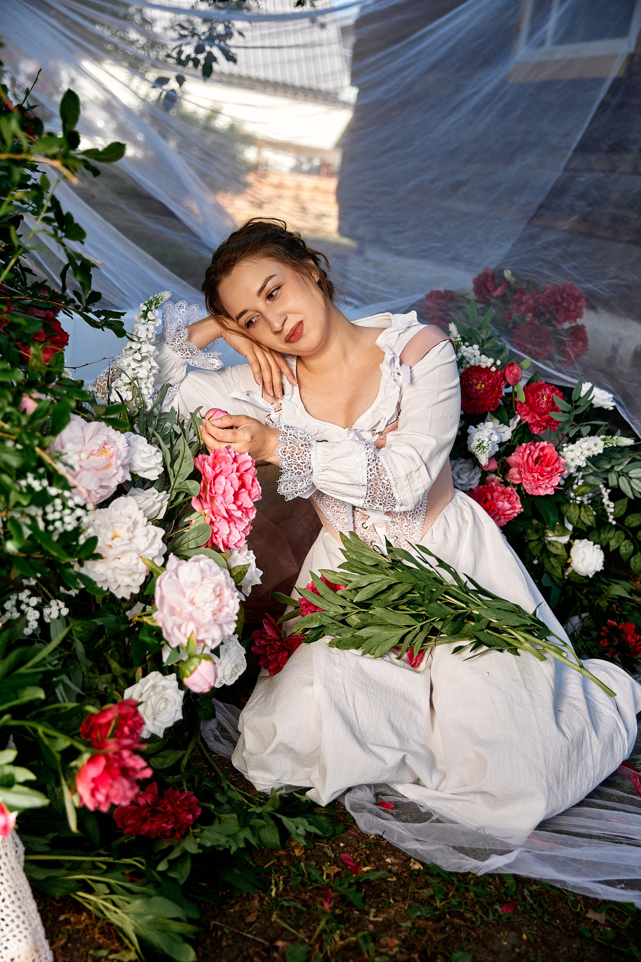 Фотосессия с пионами на улице. Свадебный, контент фотограф в Кемерово Любовь Гальцова