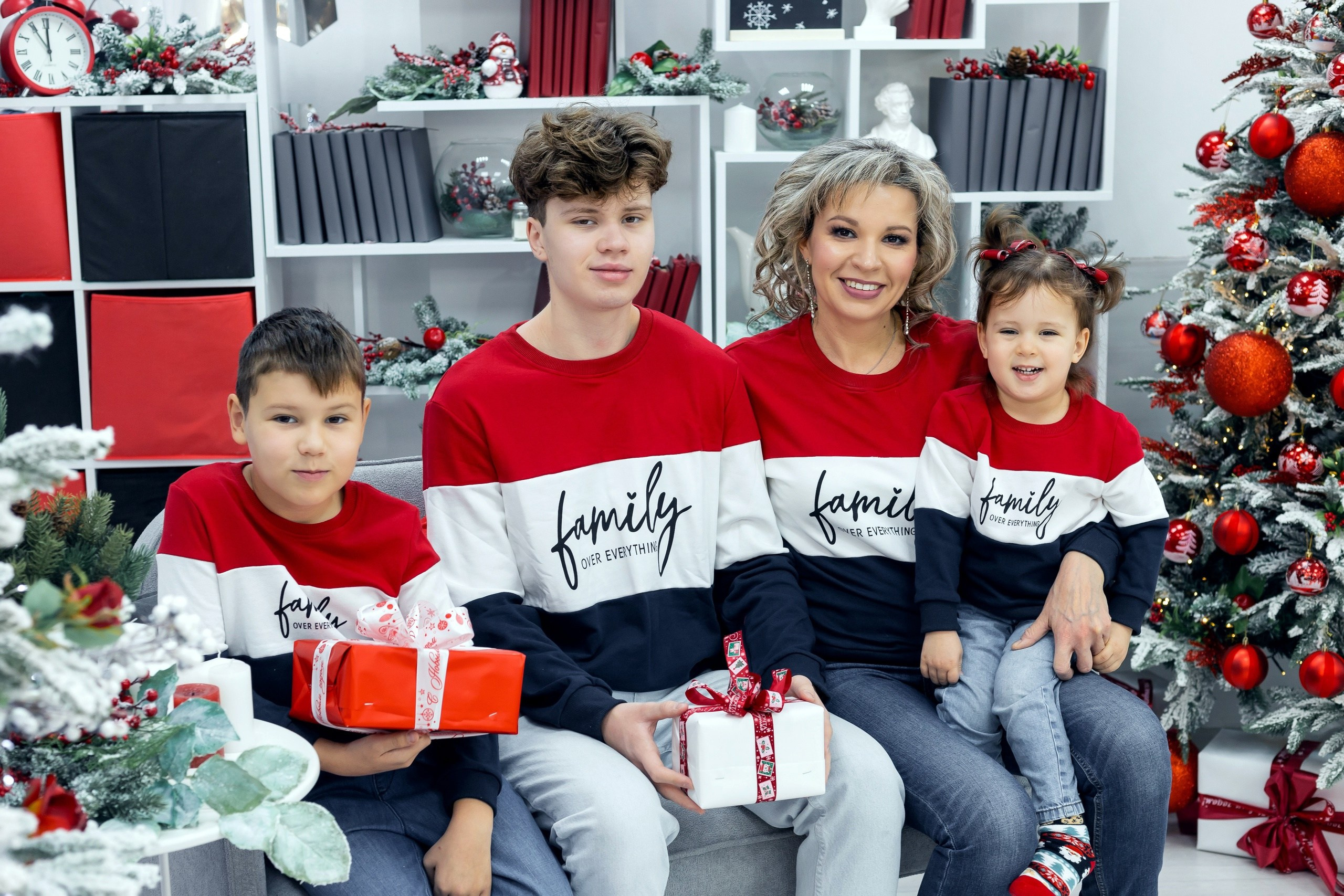 Семейная новогодняя фотосессия. Фотостудия «Олеся». Фотостудия в г. Верхняя Пышма