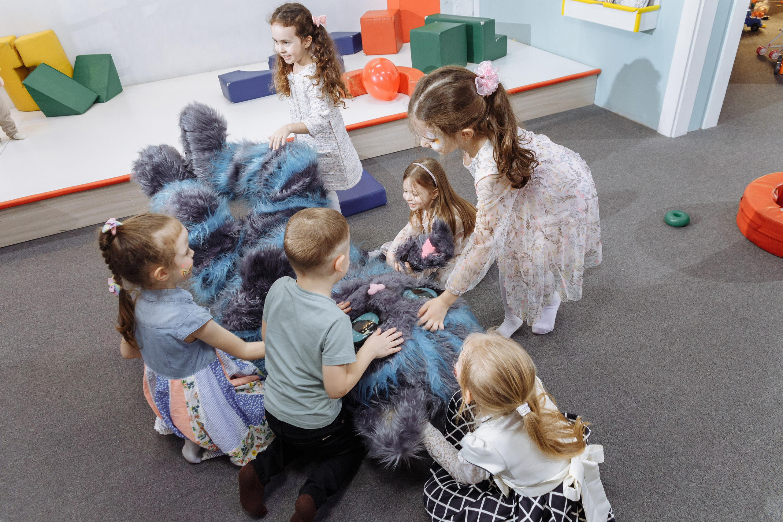 Олеся празднует свое 6 летие в компании Алисы, Чеширского кота и друзей. Событийный фотограф Максим Бескоровайновнов