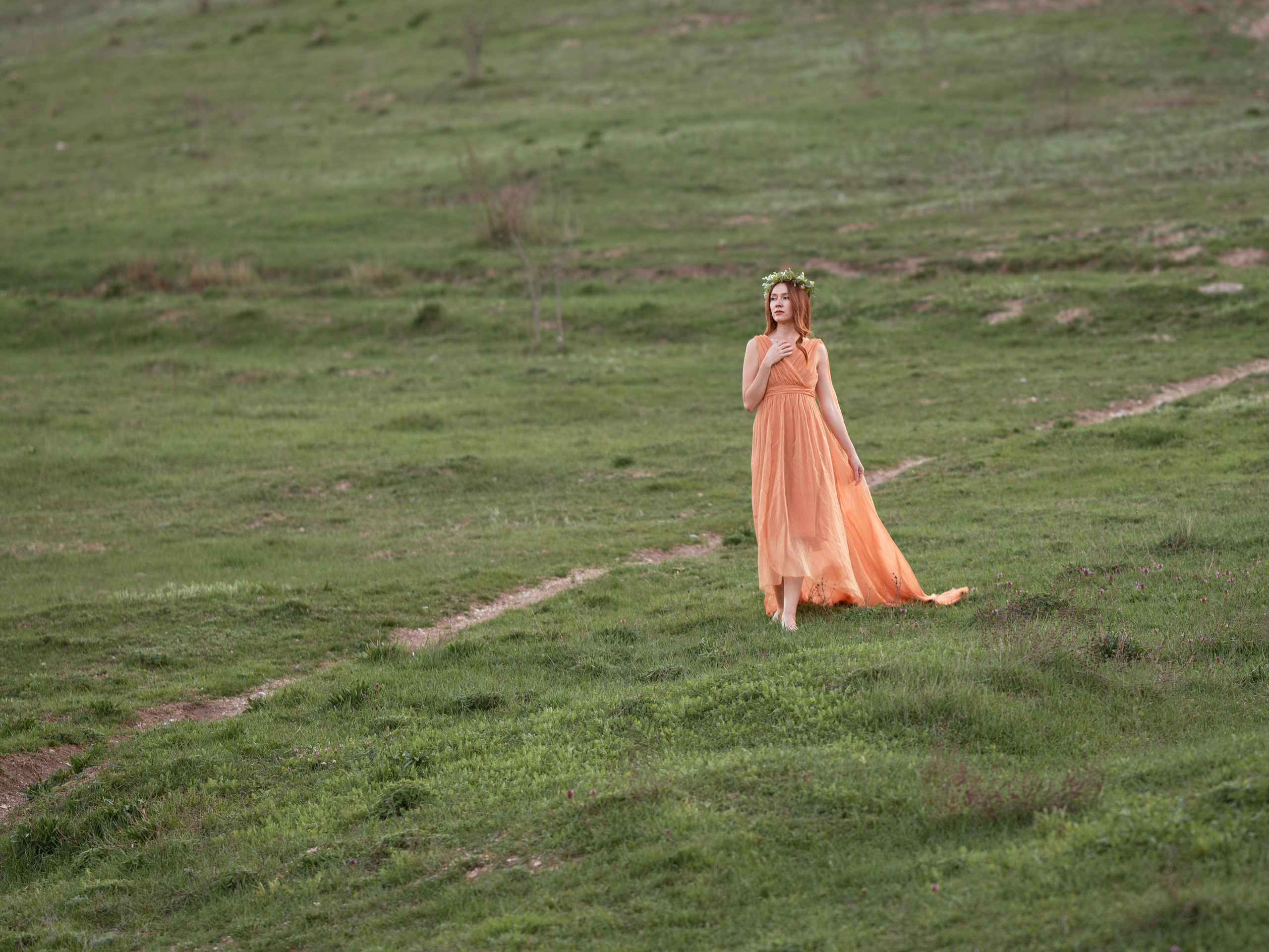 Постановочные кадры природной фотосессии на лугу в Севастополе