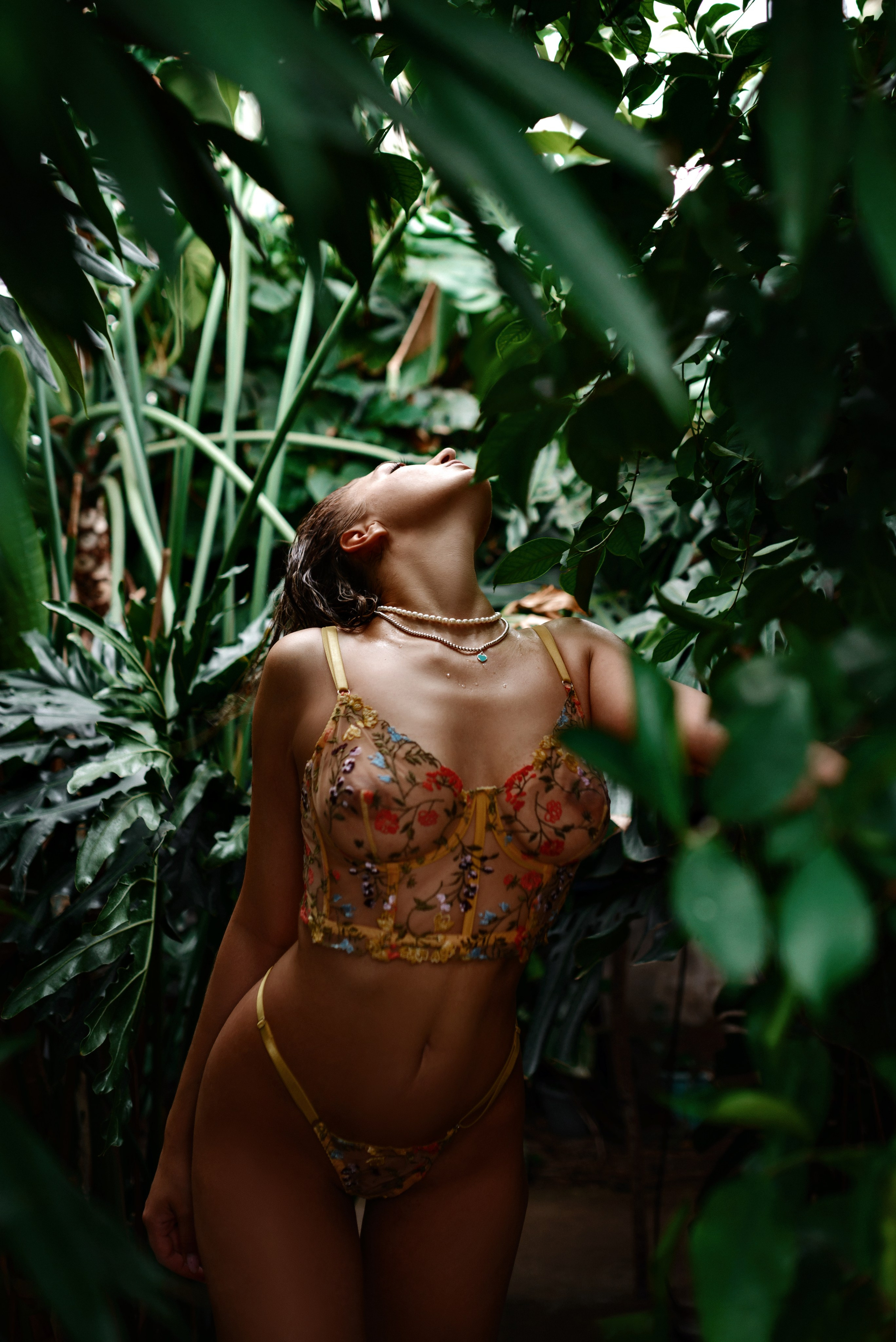 Фотосессия с естественным освещением в прозрачном белье в оранжерее