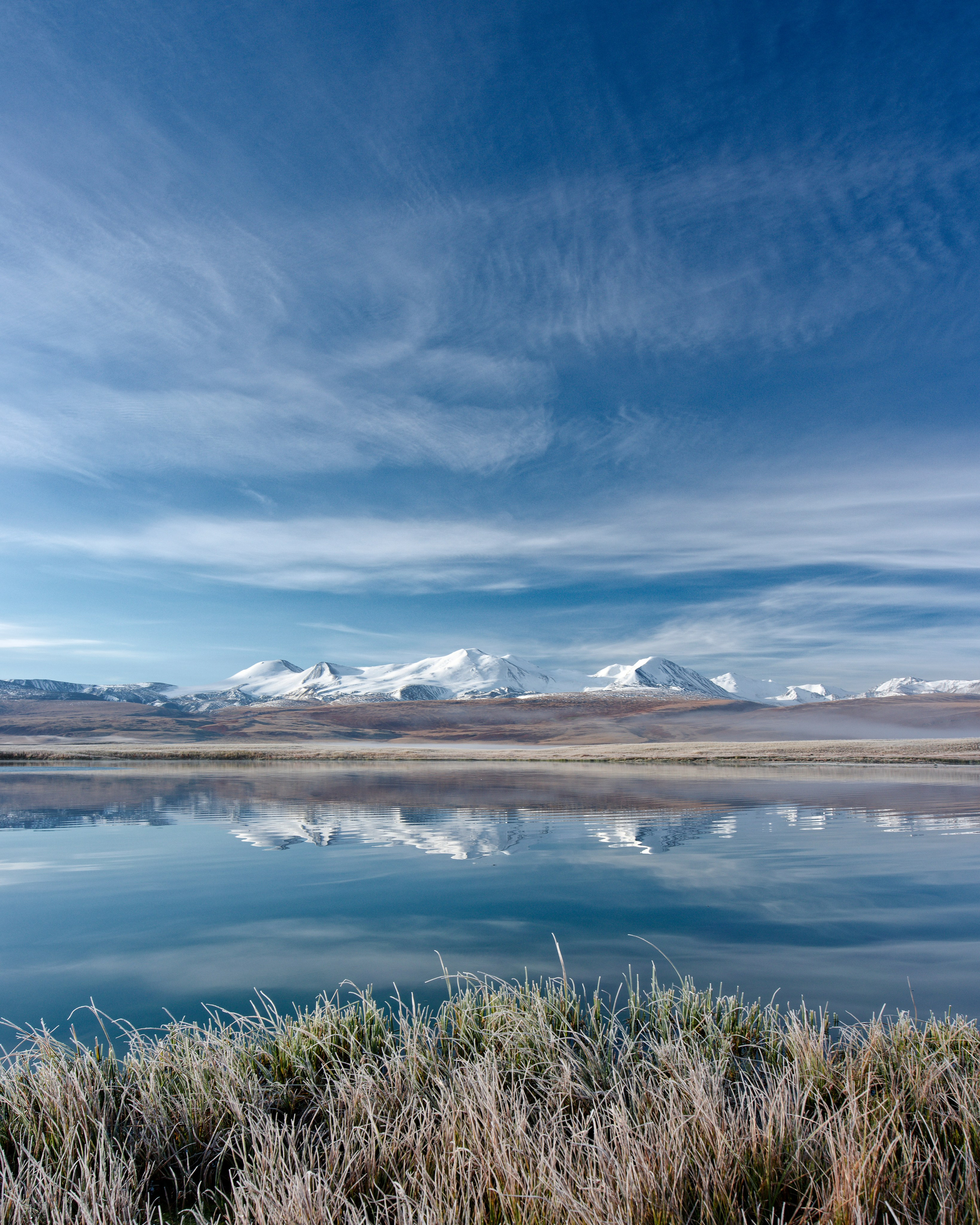 Рассветный вид на пять священных вершин на плато Укок