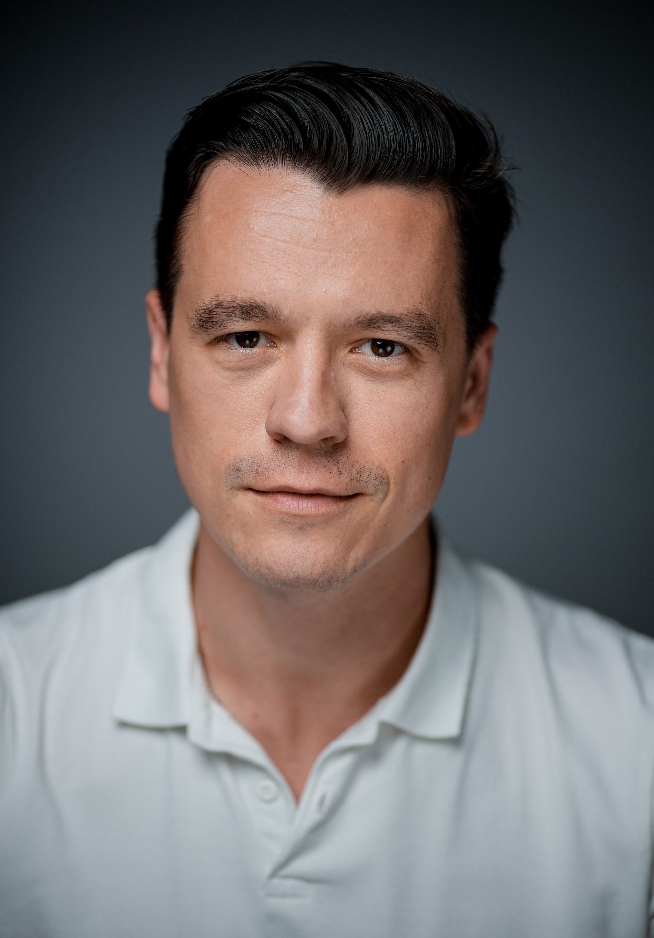 Актёр Дмитрий Абазовик. Портретная съемка в Москве, студийный фотограф Игорь Фомин