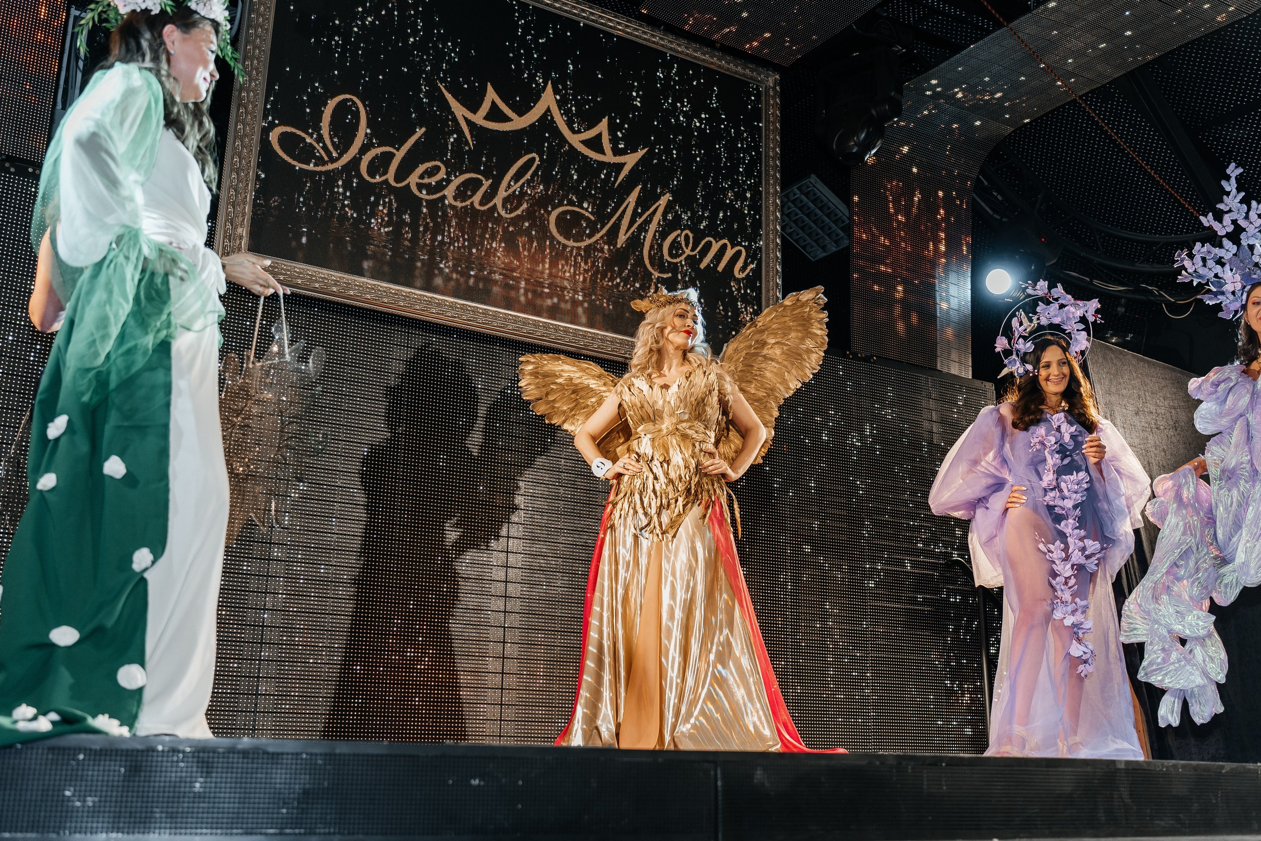 Идеальная мама. Для тех, кто не ждёт удачи, а создаёт её. Каждая фотосессия — это твой момент, твой стиль, твой успех. 📸