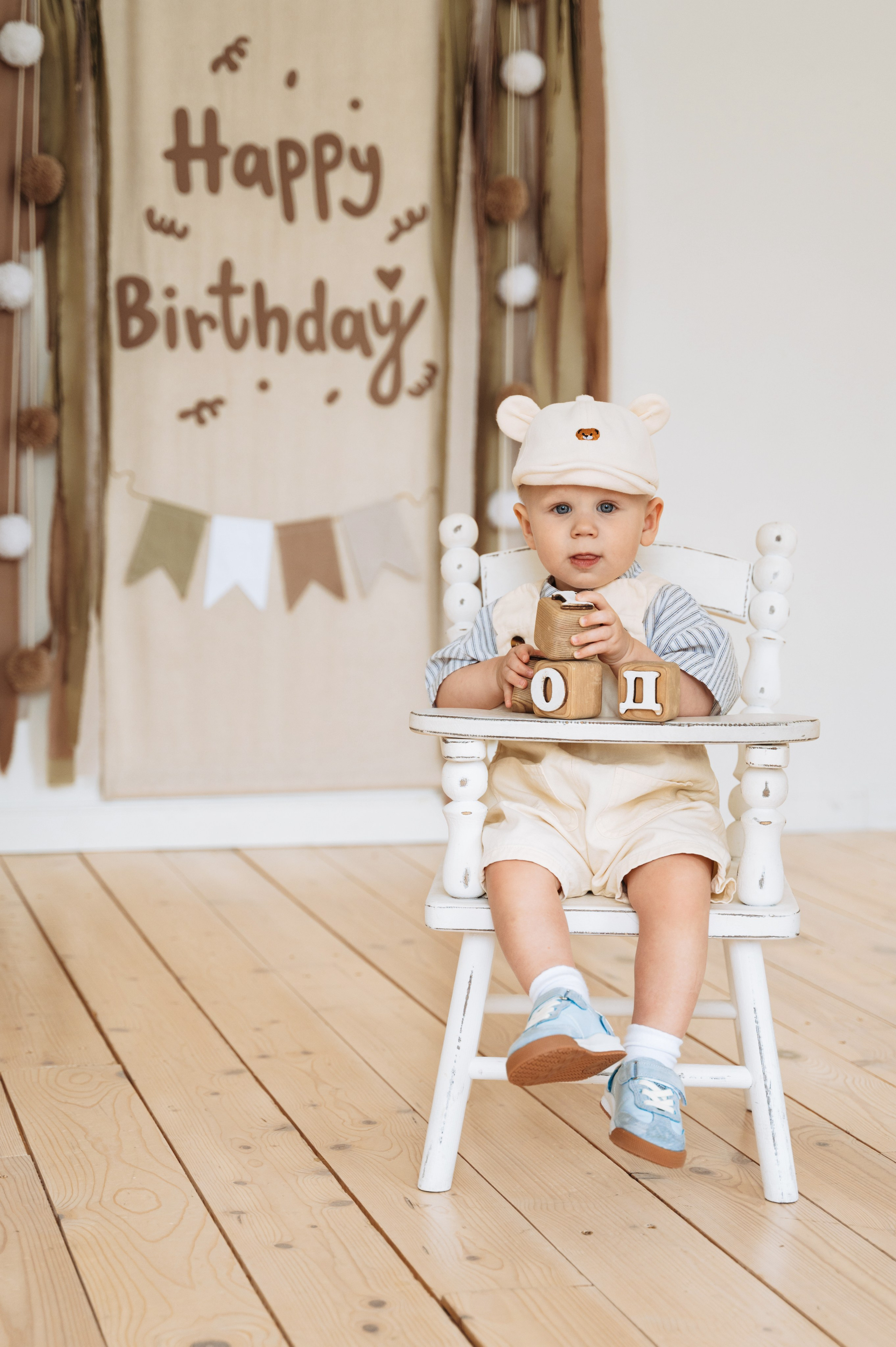 Красивая фотозона на первый день рождения мальчика с надписью «Happy Birthday» и цифрой 1.