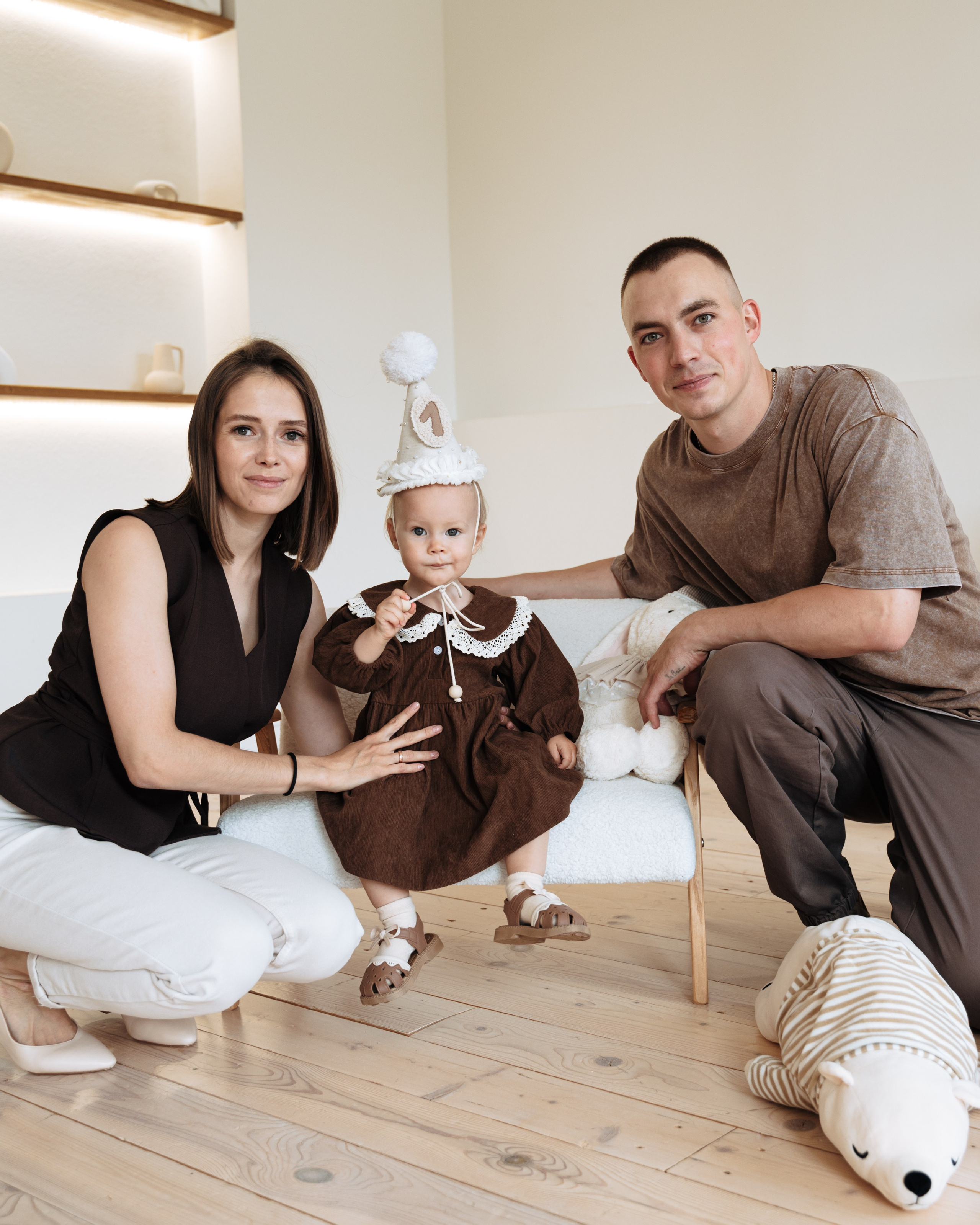 Счастливые родители с годовалой дочкой на праздничной фотосессии в Екатеринбурге.