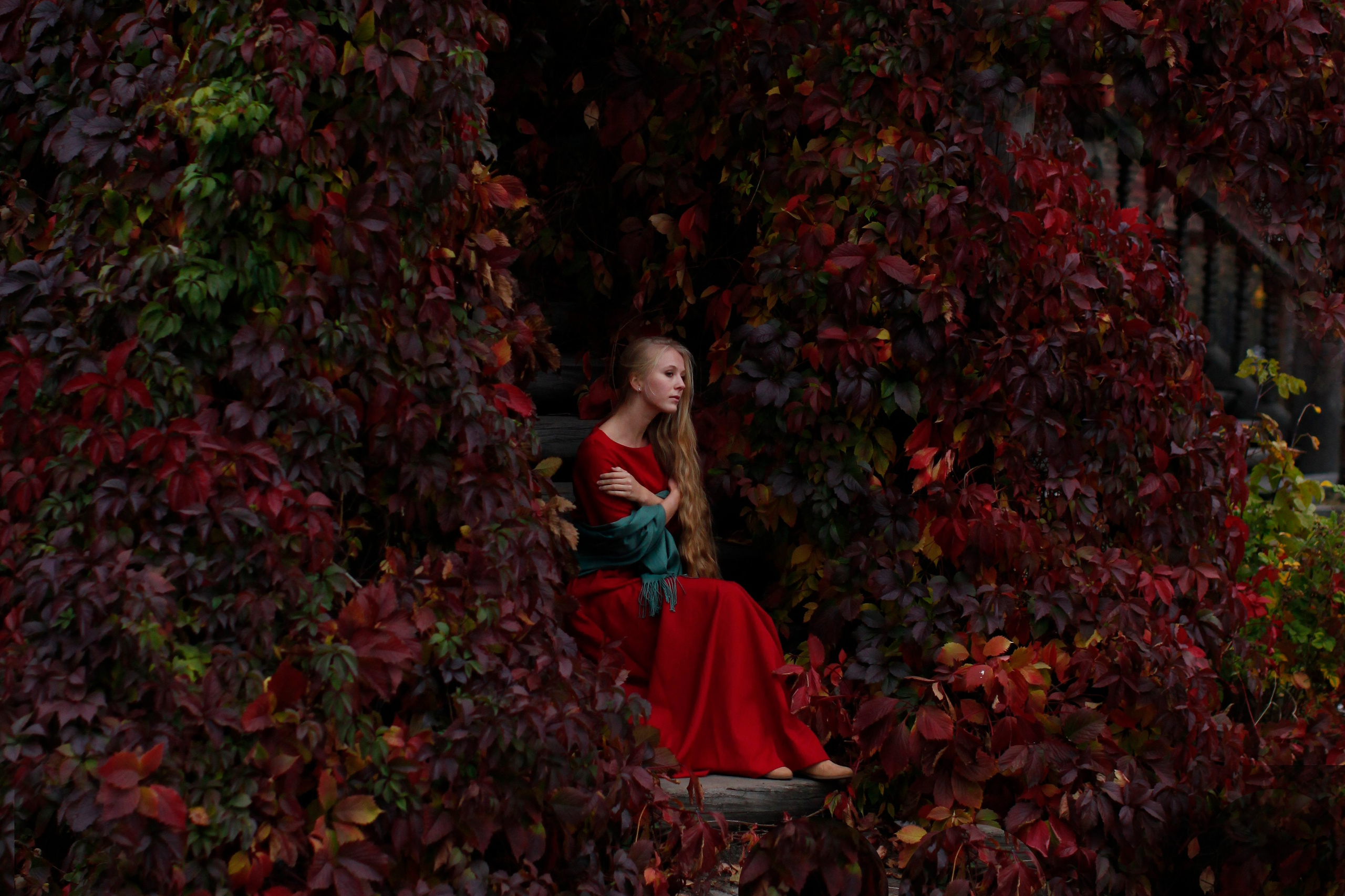 осенняя фотосессия в Москве, красивые осенние фотографии, девушка красиво сидит в листве на фотграфии