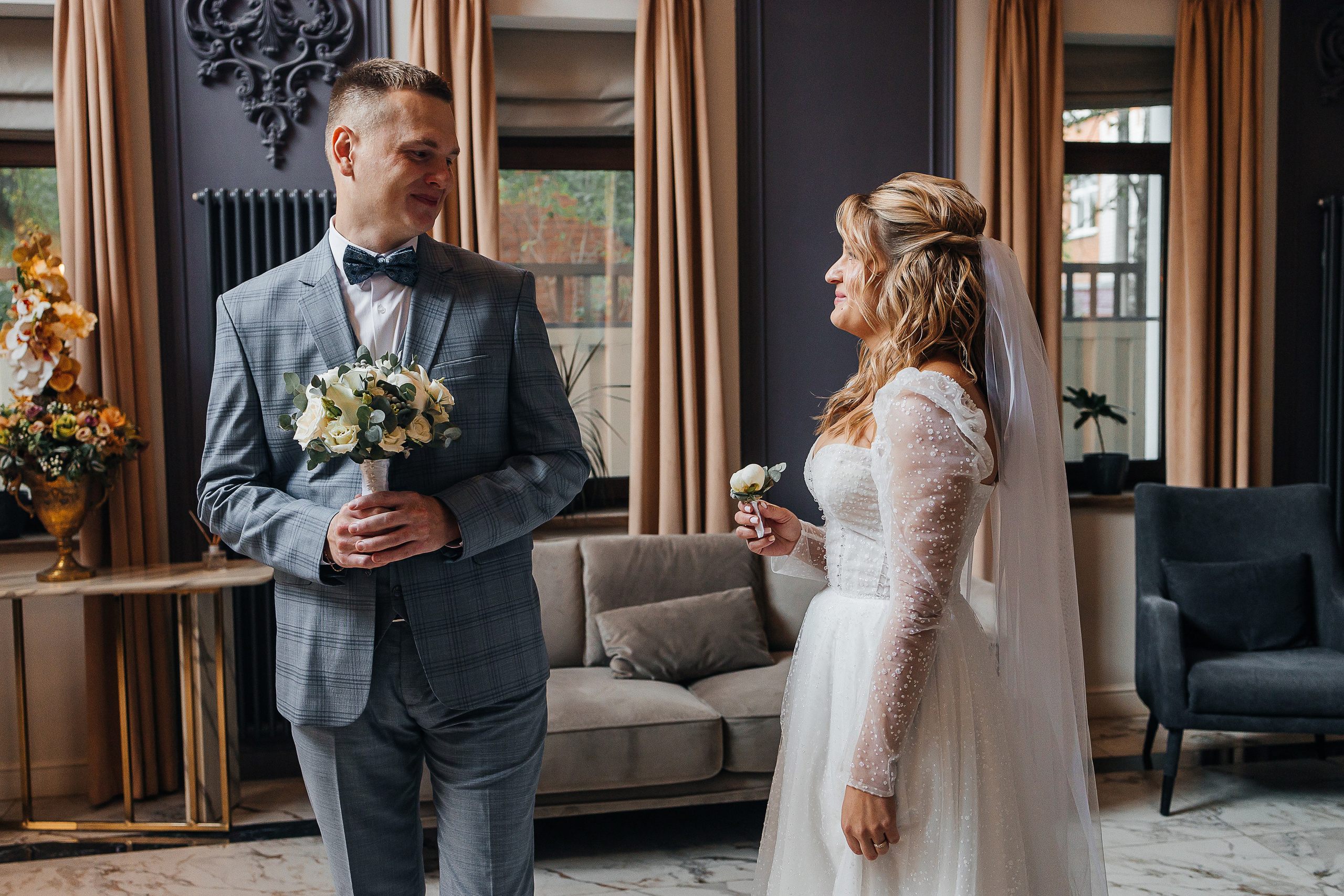 Трогательная выездная церемония в уютном дворике отеля. Олег Сверчков | Свадебный фотограф Вологда