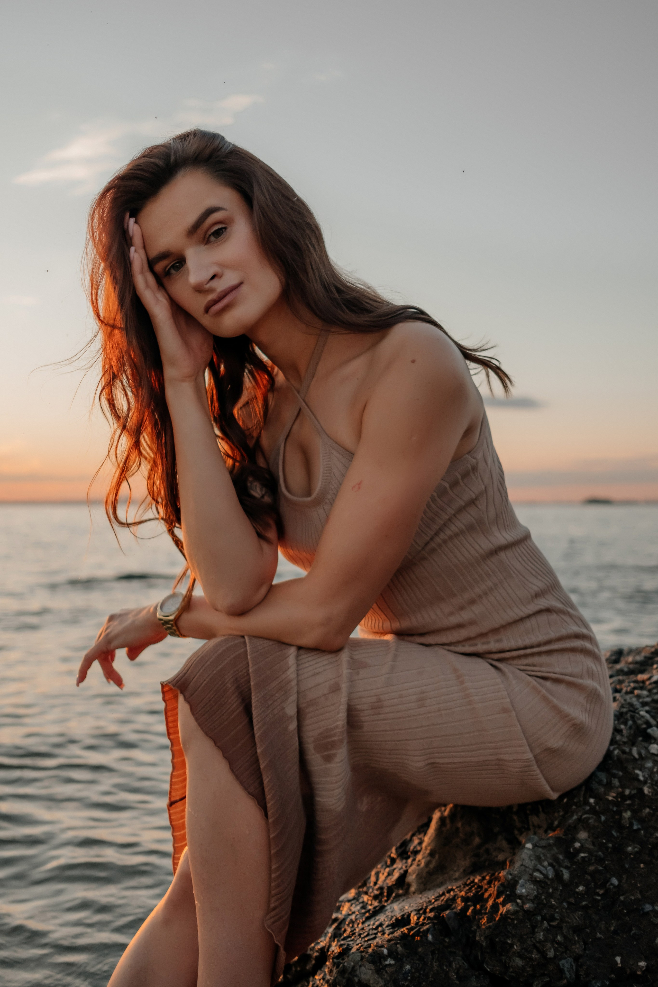 Катя с дочками на берегу. Фотограф в Новосибирске Диана Ильиных