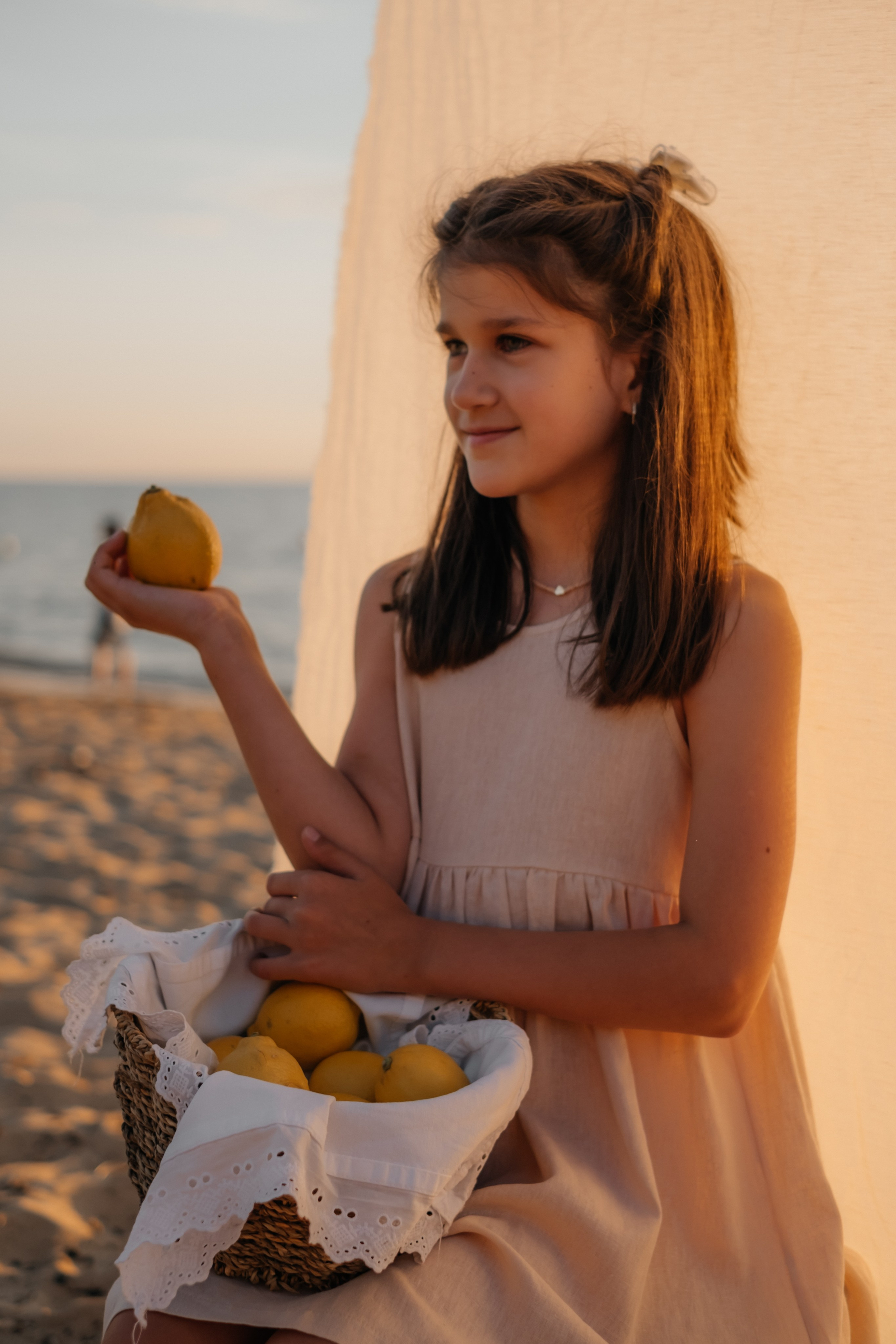 Катя с дочками на берегу. Фотограф в Новосибирске Диана Ильиных