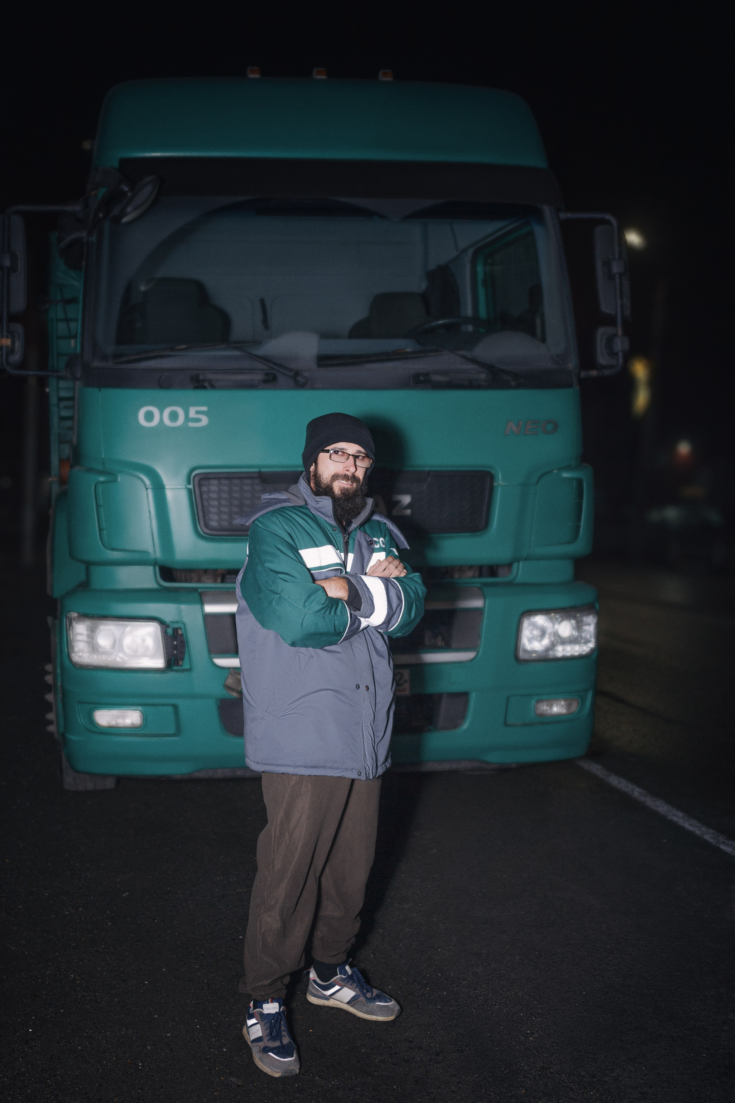 Дальнобойщик рядом с камазом