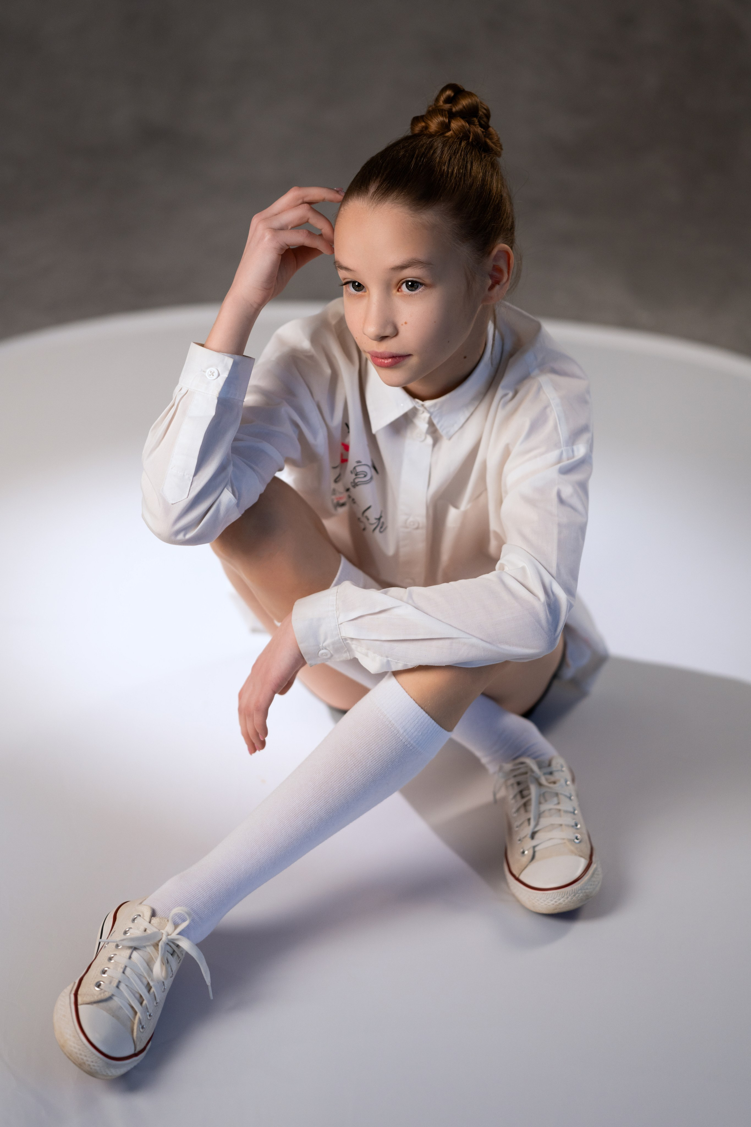 Адель. Девочка в шортах