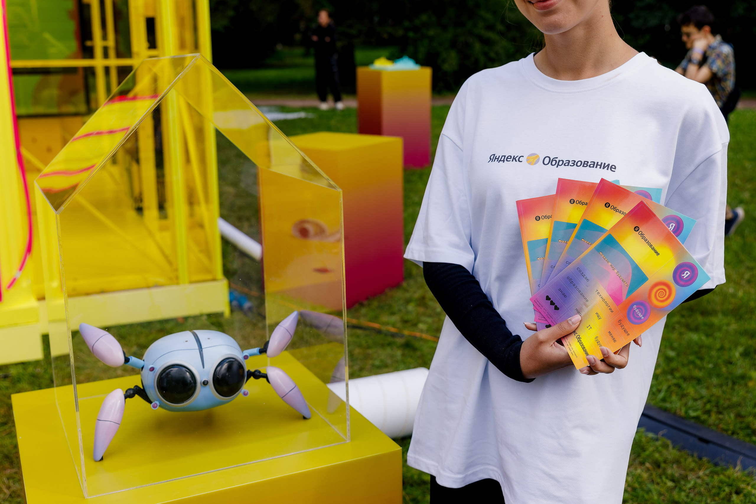 Фоторепортаж: стенд Яндекс Образования на ITMO Family Day 2024. Репортажный фотограф Москва Сергей Мирошников