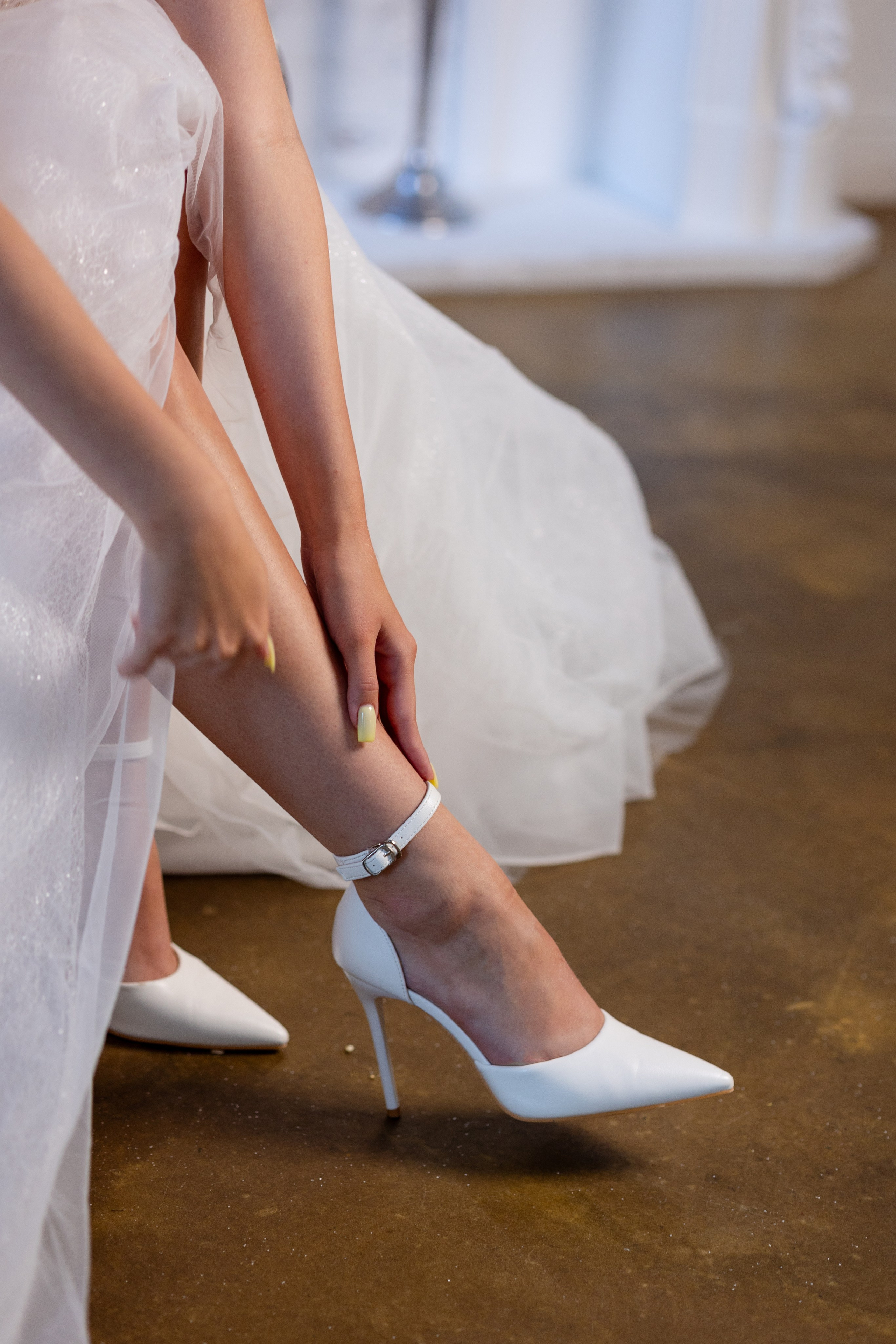 Туфли на переднем плане на фотографии.