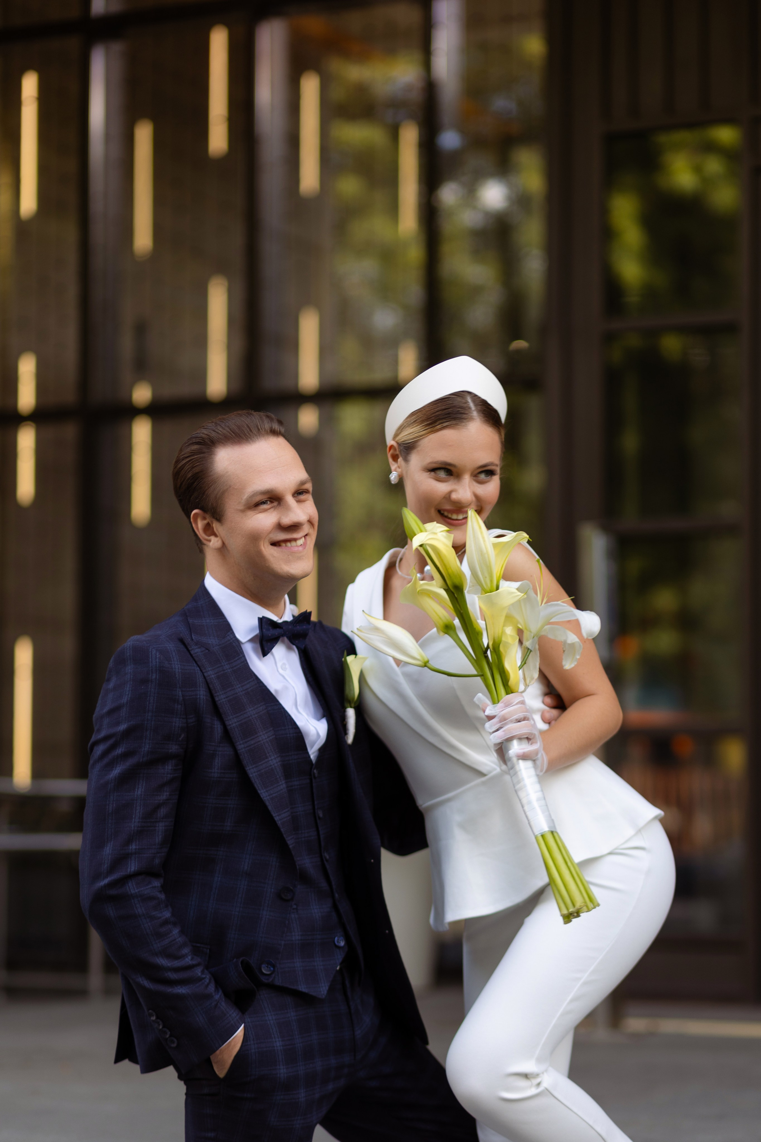 Молодожены позируют фотографу.