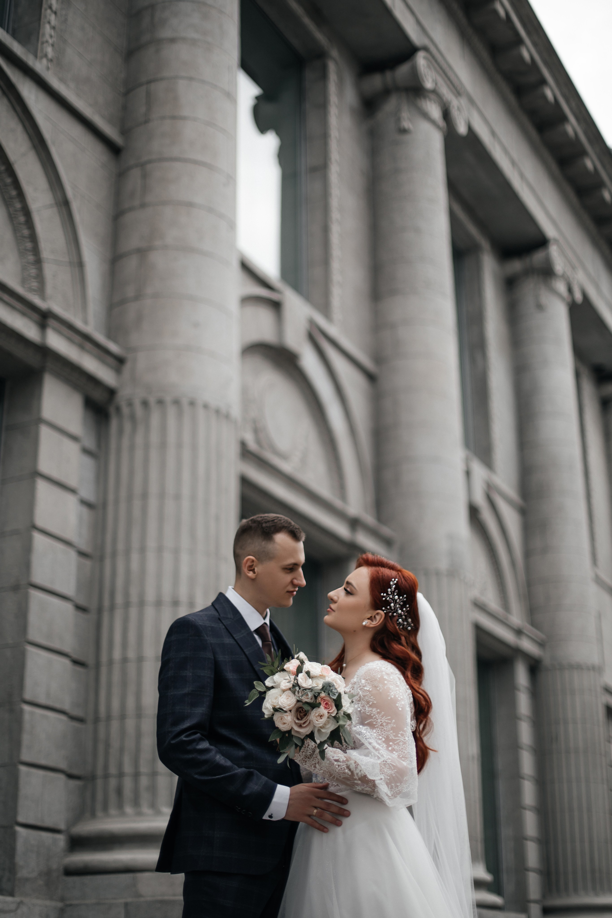Молодожены на фоне московских достопримечательностей, свадебная фотосессия в Москве, профессиональный свадебный фотограф