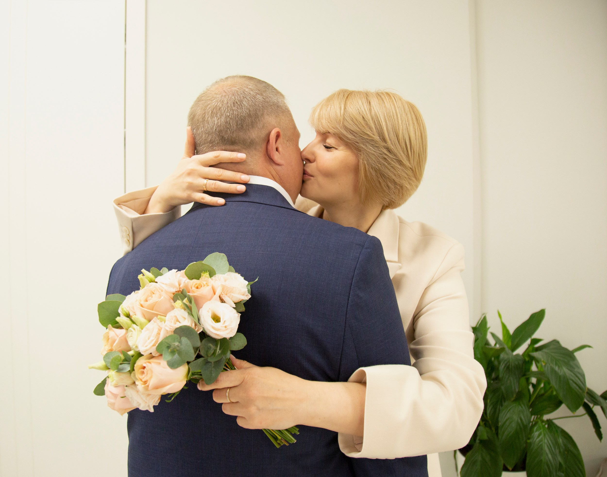 Свадебная фотосессия в Шипиловском ЗАГСе в Москве Олега и Елены. Фотосессия в студии в Москве от профессионального фотографа услуги по доступным ценам