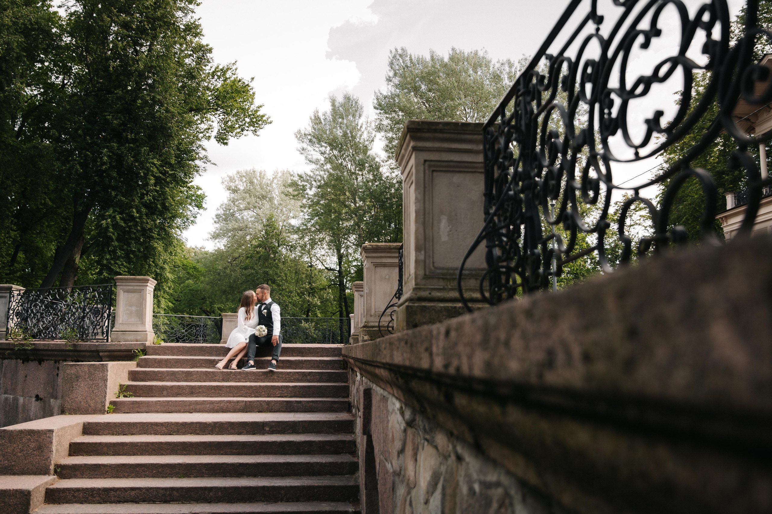 ПЕТРОГРАДСКИЙ ЗАГС | Август, Лопухинский сад, Петропавловка. Свадебный фотограф в Санкт-Петербурге Полина Корзухина