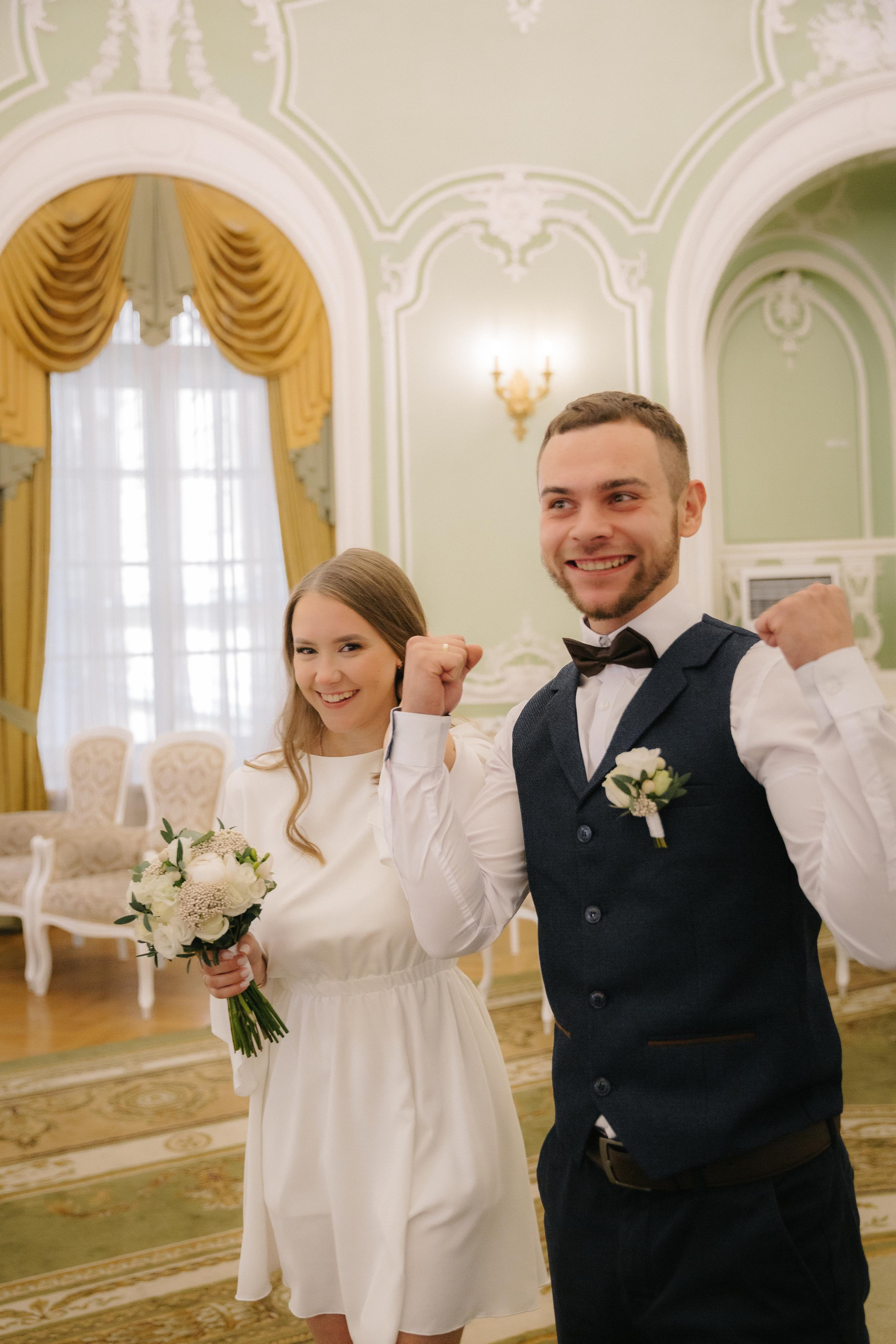 ПЕТРОГРАДСКИЙ ЗАГС | Август, Лопухинский сад, Петропавловка. Свадебный фотограф в Санкт-Петербурге Полина Корзухина