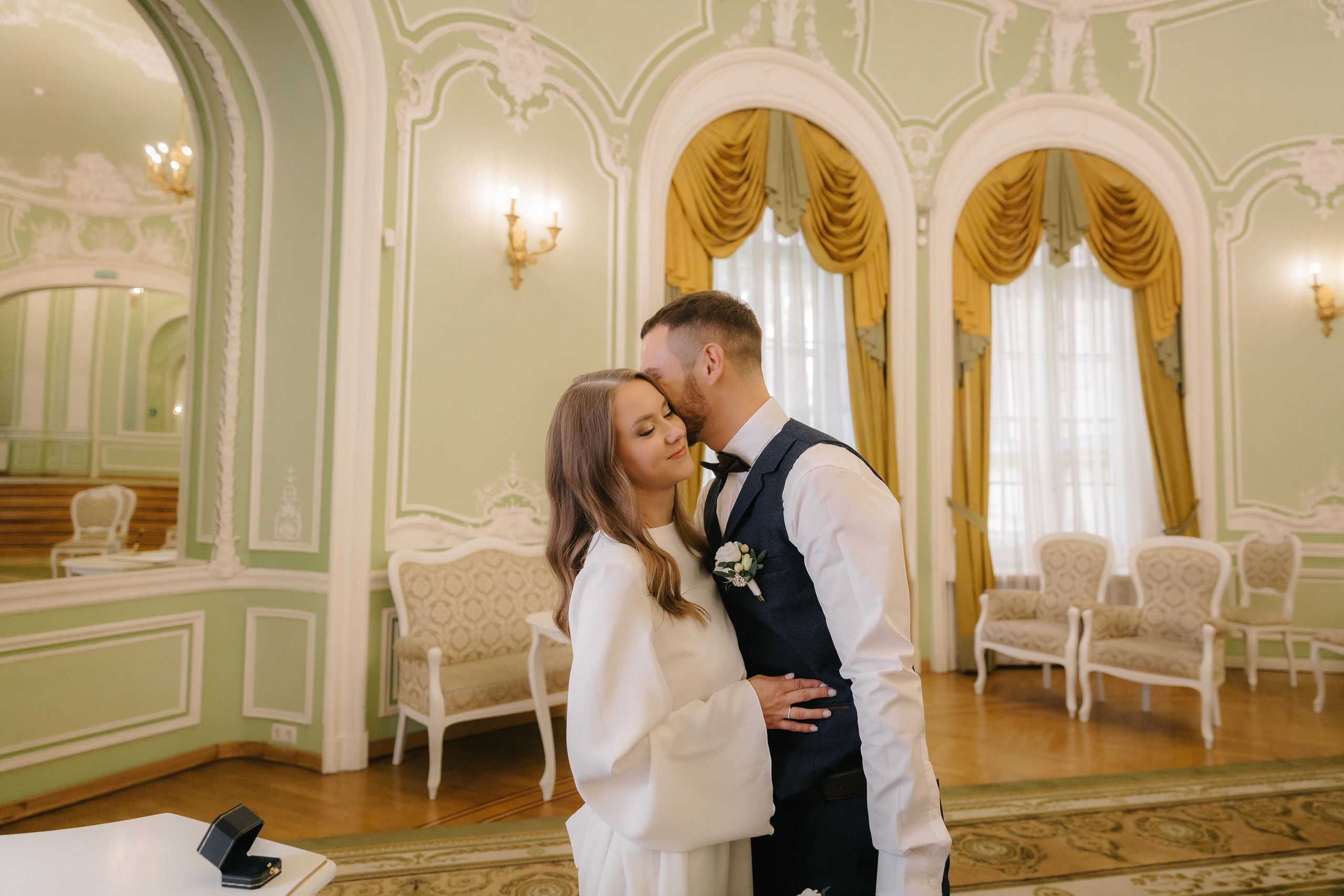 ПЕТРОГРАДСКИЙ ЗАГС | Август, Лопухинский сад, Петропавловка. Свадебный фотограф в Санкт-Петербурге Полина Корзухина