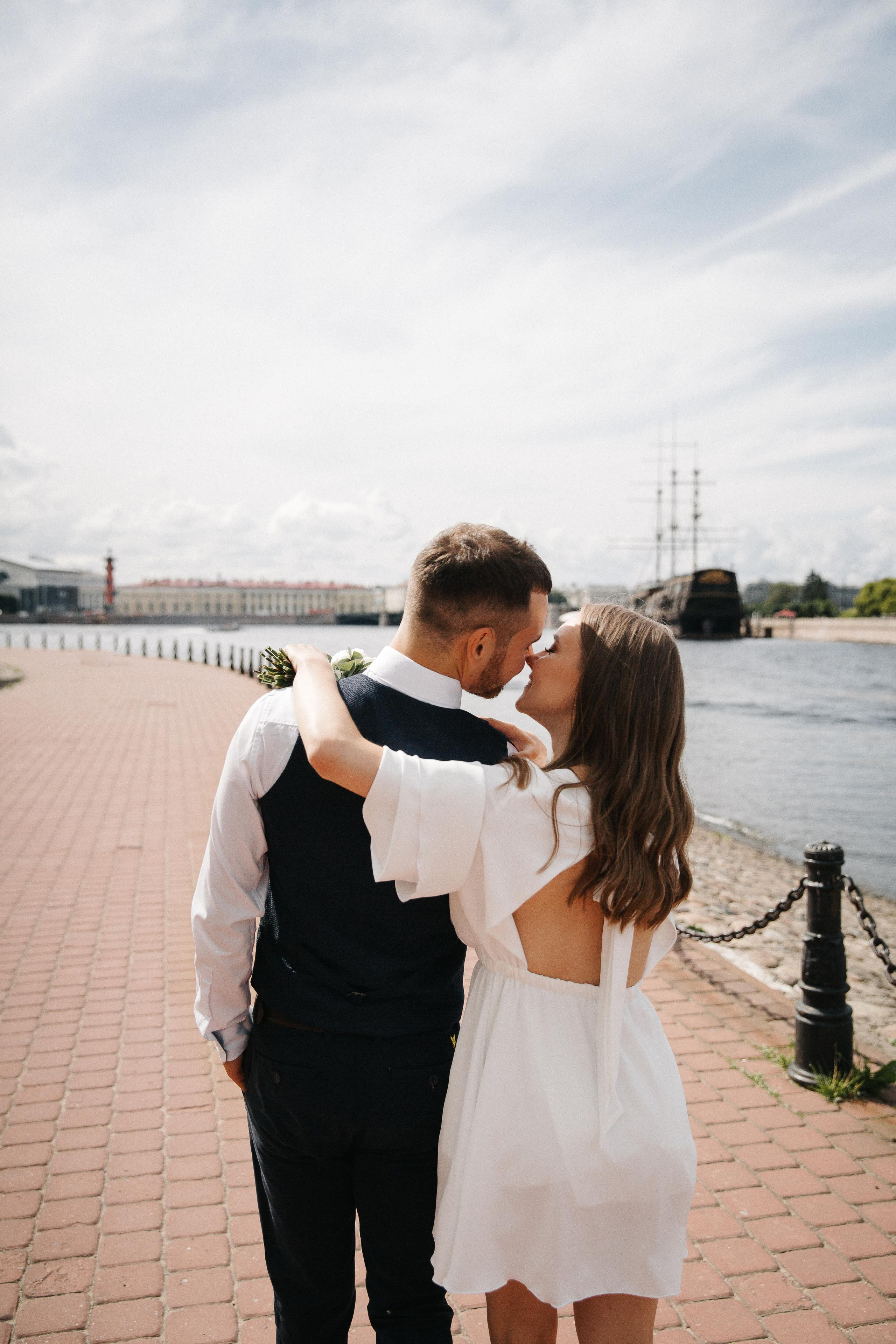 ПЕТРОГРАДСКИЙ ЗАГС | Август, Лопухинский сад, Петропавловка. Свадебный фотограф в Санкт-Петербурге Полина Корзухина