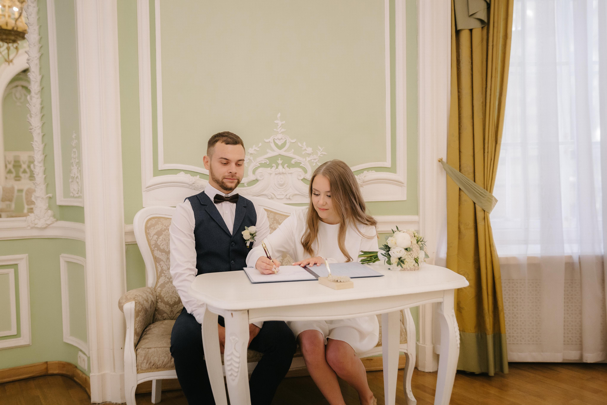 ПЕТРОГРАДСКИЙ ЗАГС | Август, Лопухинский сад, Петропавловка. Свадебный фотограф в Санкт-Петербурге Полина Корзухина