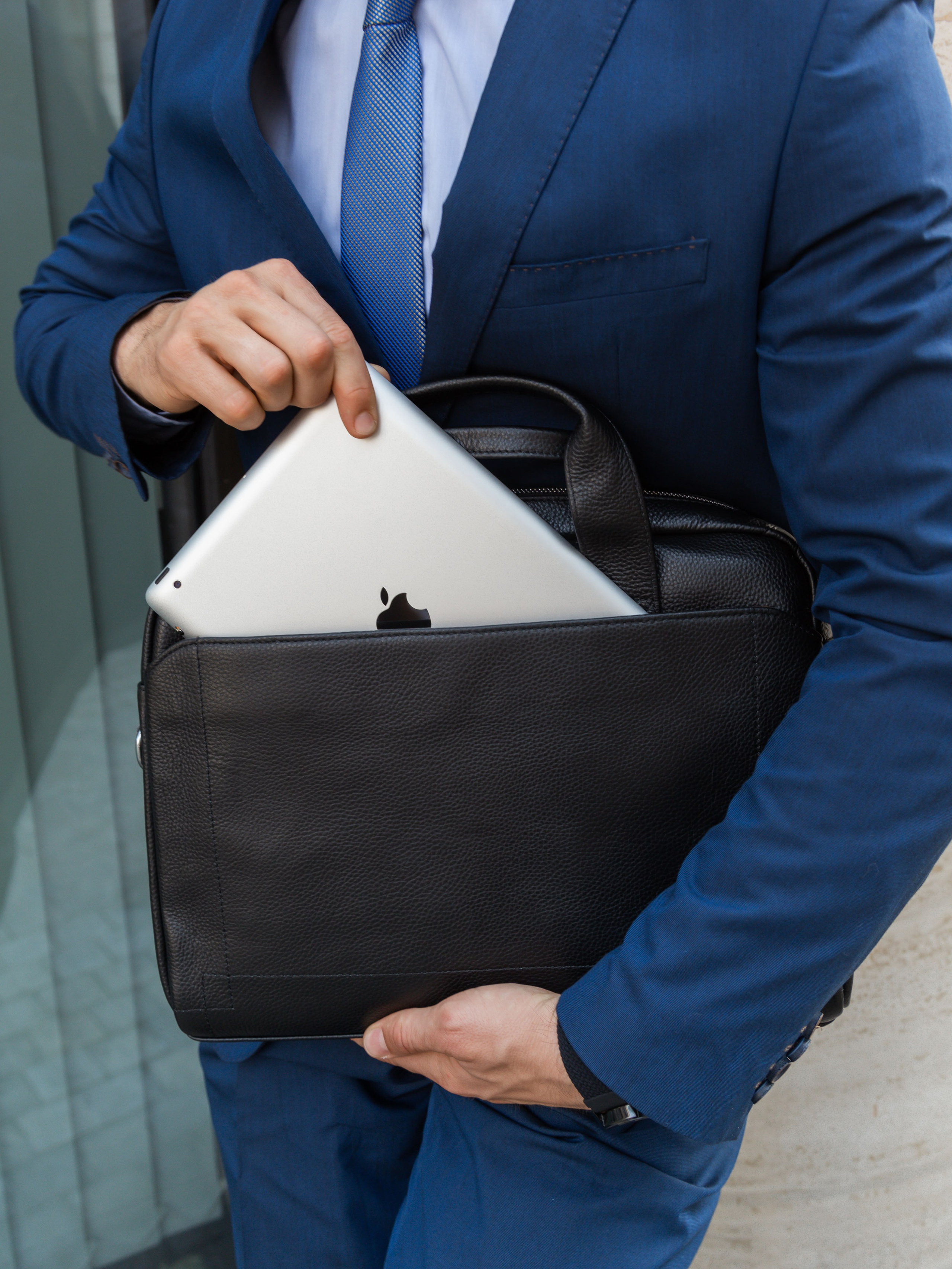 Коммерческая фотосессия мужских сумок для маркетплейсов и социальных сетей. Fashion фотограф в Санкт-Петербурге Савинова Ирина