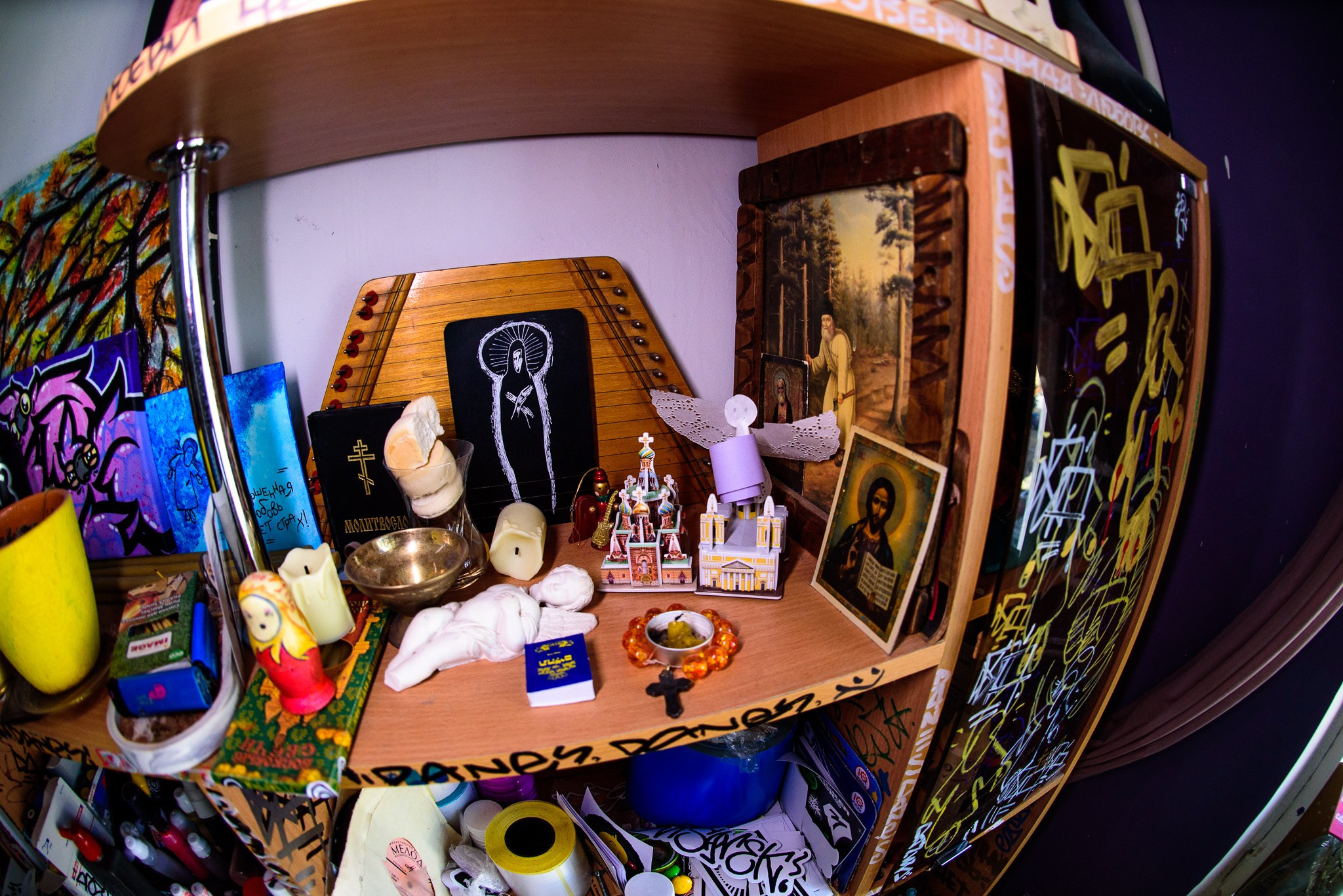 Дома у граффити художника ВНИЦАЯ в Петербурге стол граффити художника с баллончиками краски