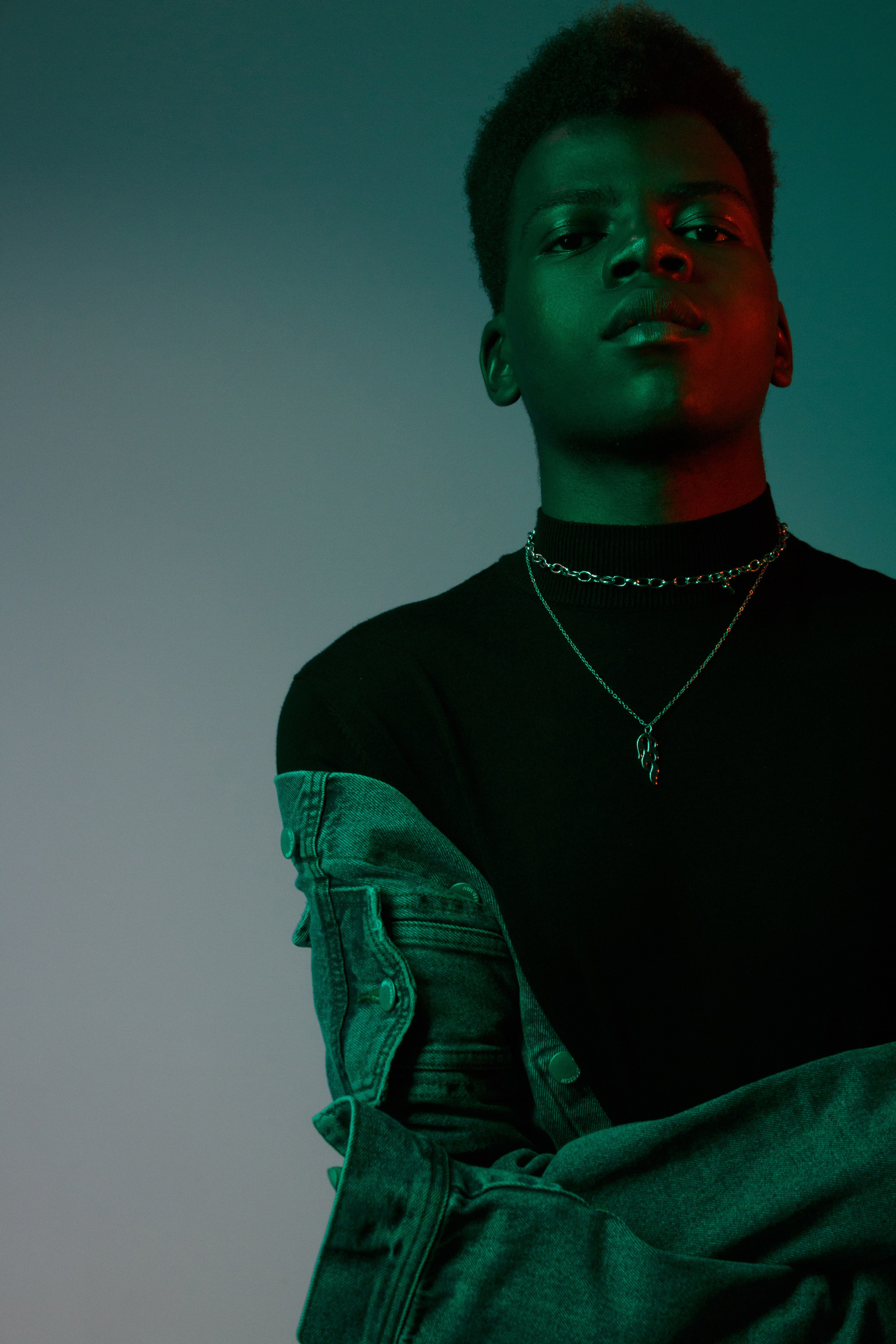 Фотограф в Москве Калагина Светлана - профессиональная имиджевая съемка для Вашего бренда. Мужская фотосессия на циклораме с цветным светом. 