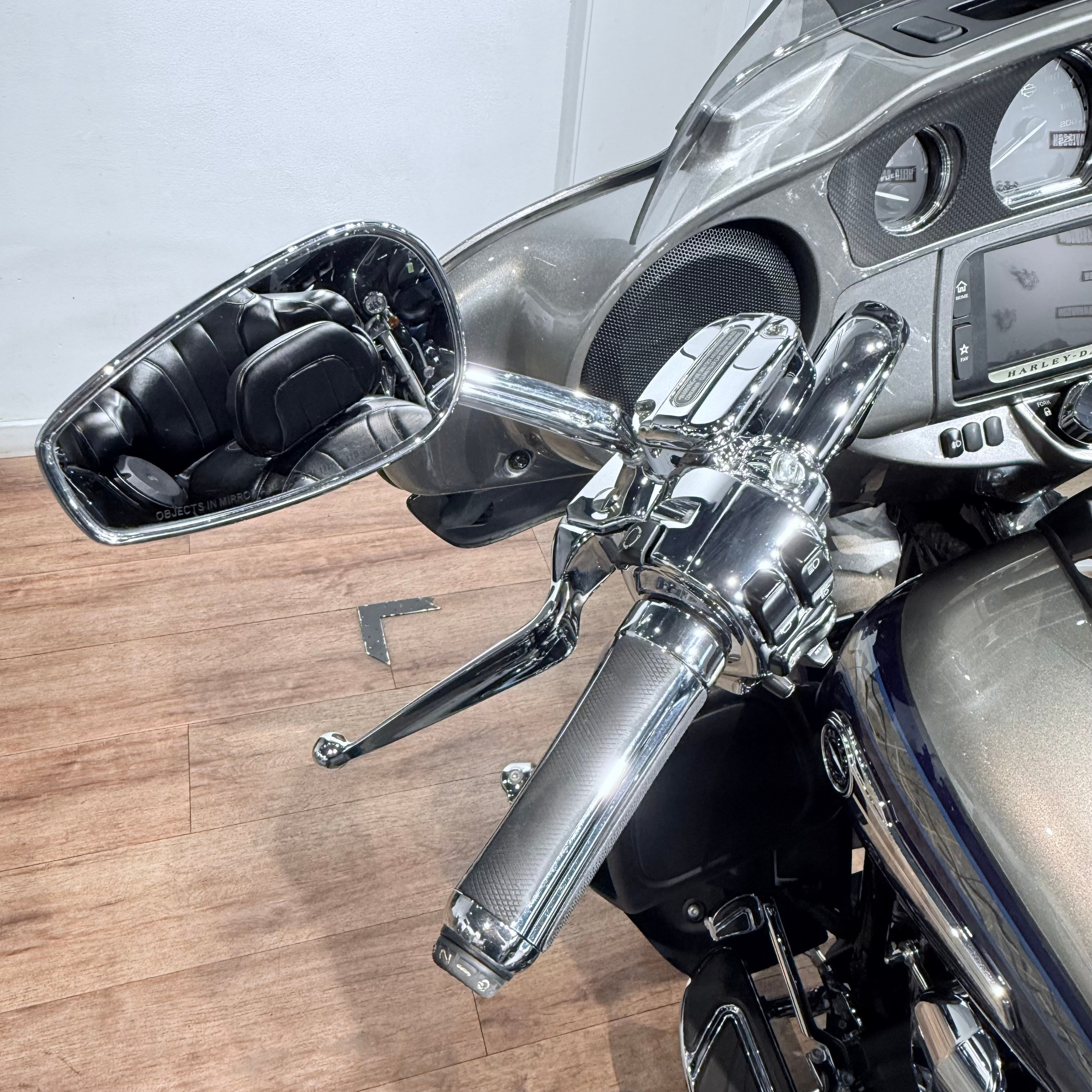 Мотоциклы Harley-Davidson 2016 CVO Limited 110 АВS Раlladium (Touring) — купить мотоцикл. Hello Davidson, Москва. Только хорошие мотоциклы…