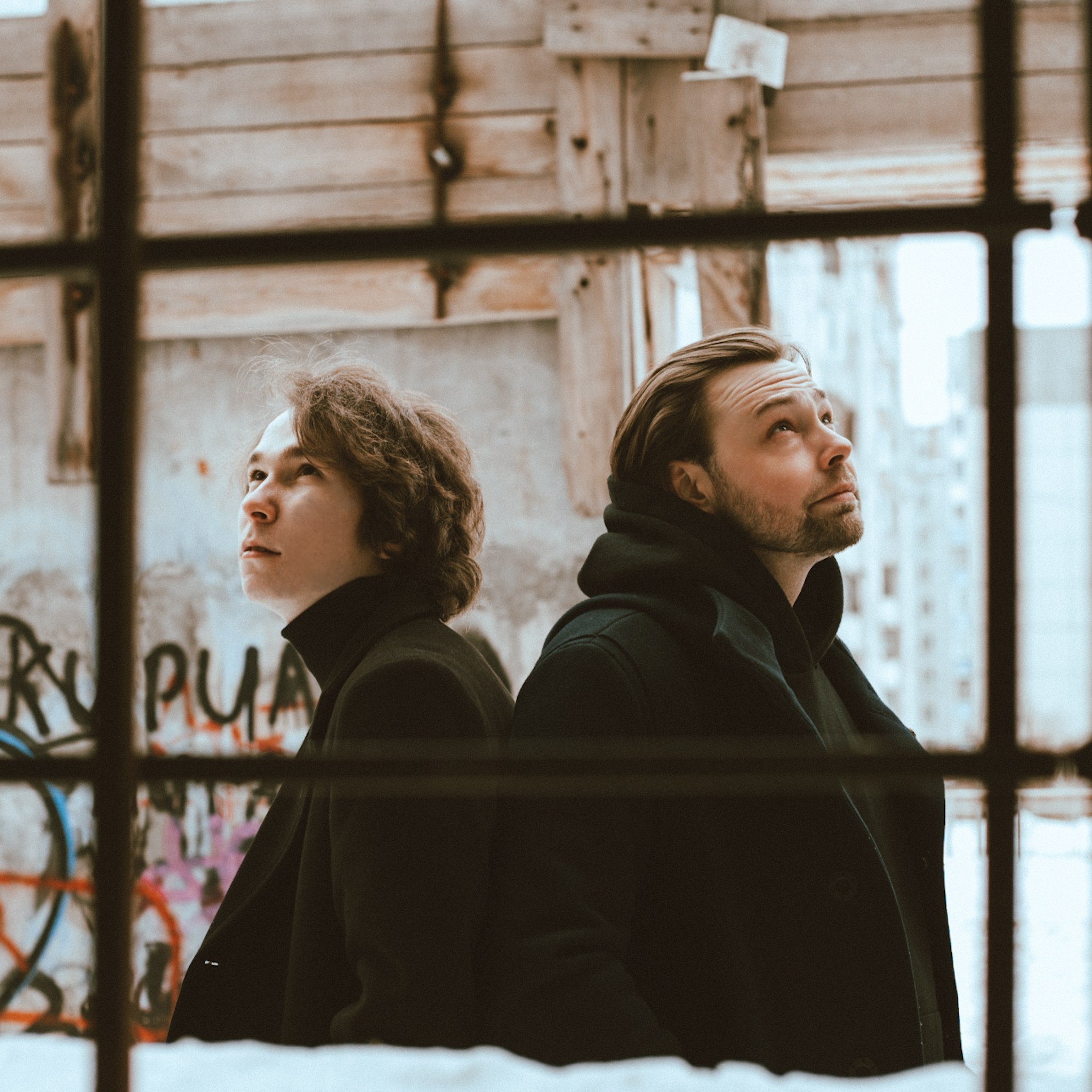 Чёрное пальто. Больше не греет