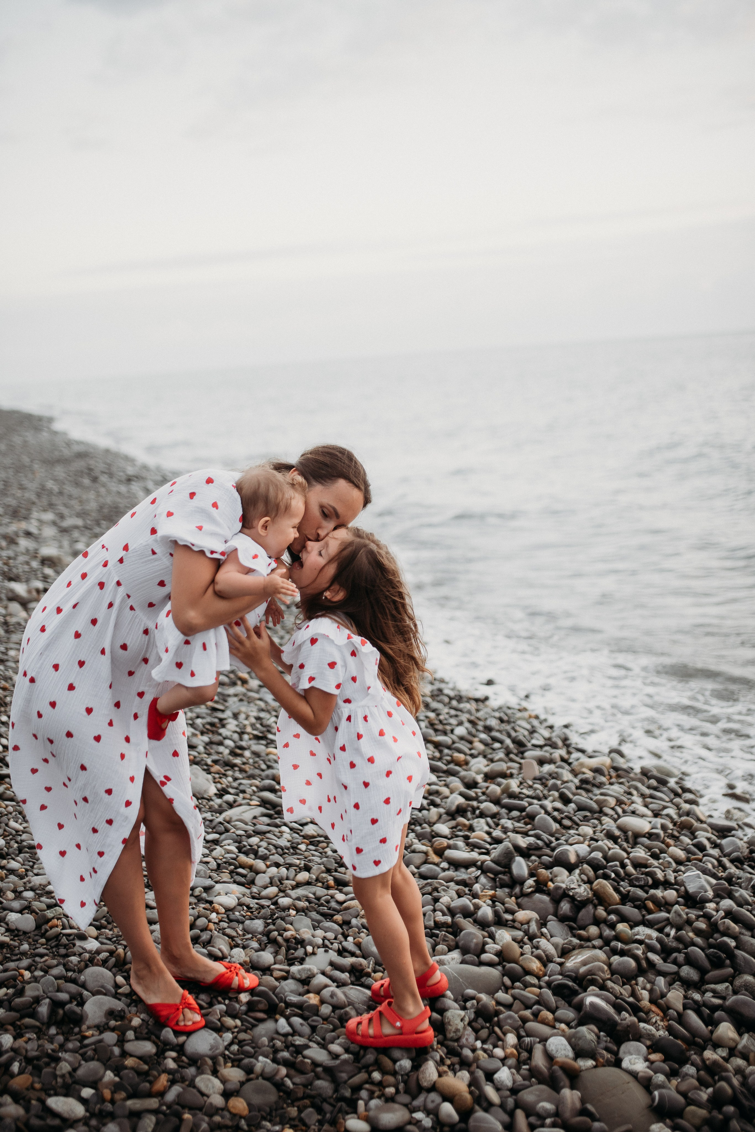 Семейная морская фотосессия на берегу Сочи. Фотограф в Сочи — Маргарита Поганова